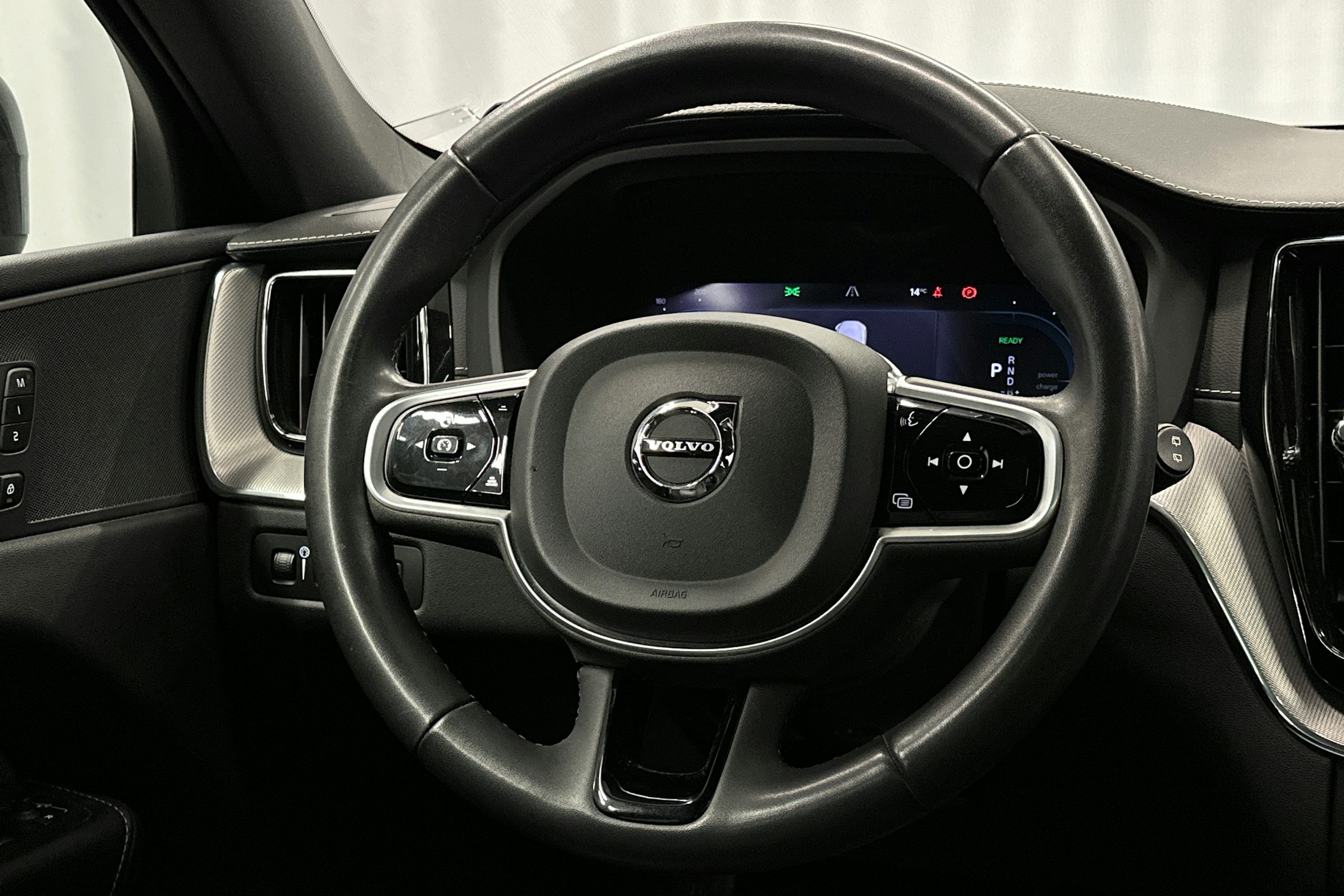 musta Volvo XC60 2022 kuva 18.