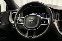 musta Volvo XC60 2022 kuva 18.