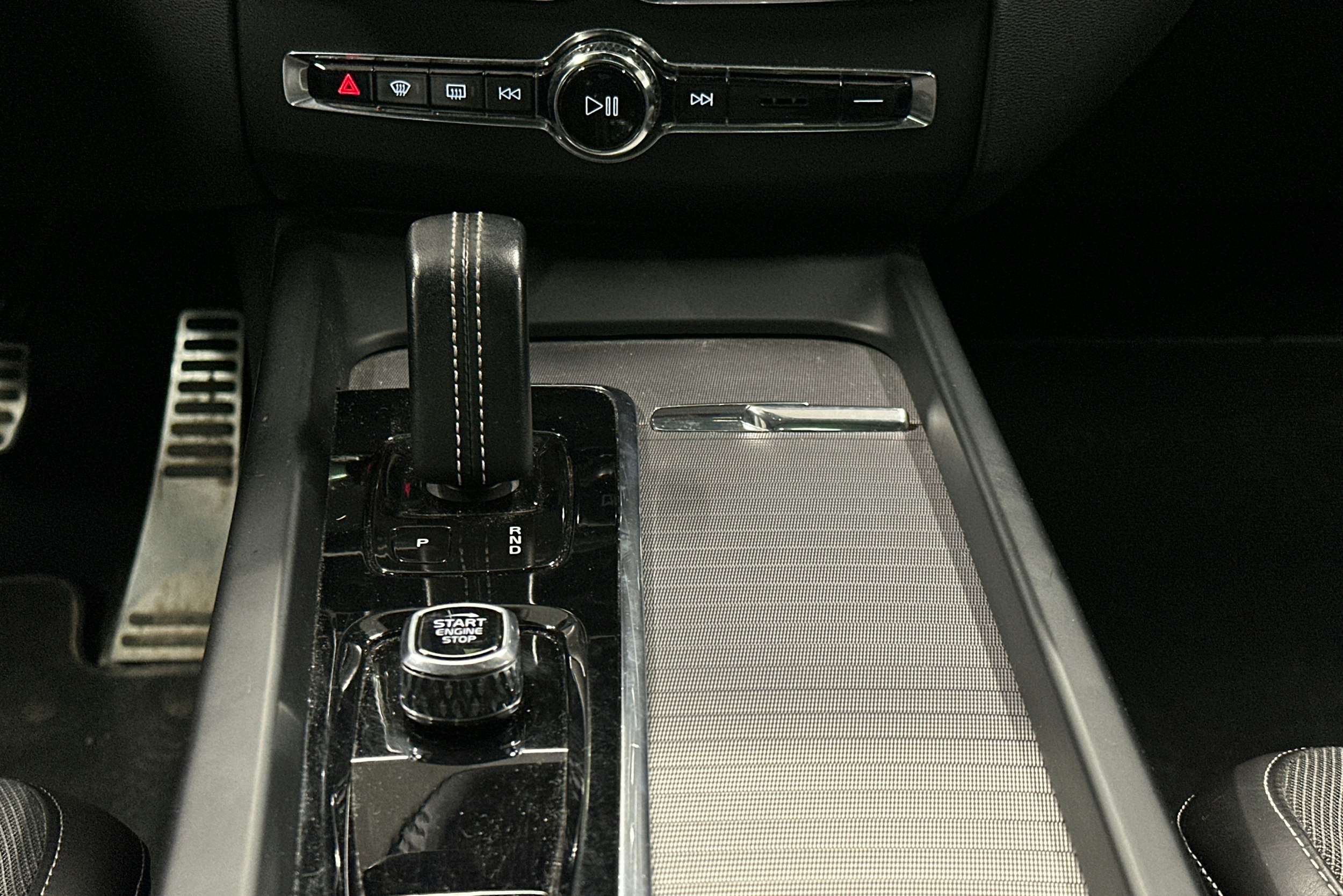 musta Volvo XC60 2022 kuva 19.