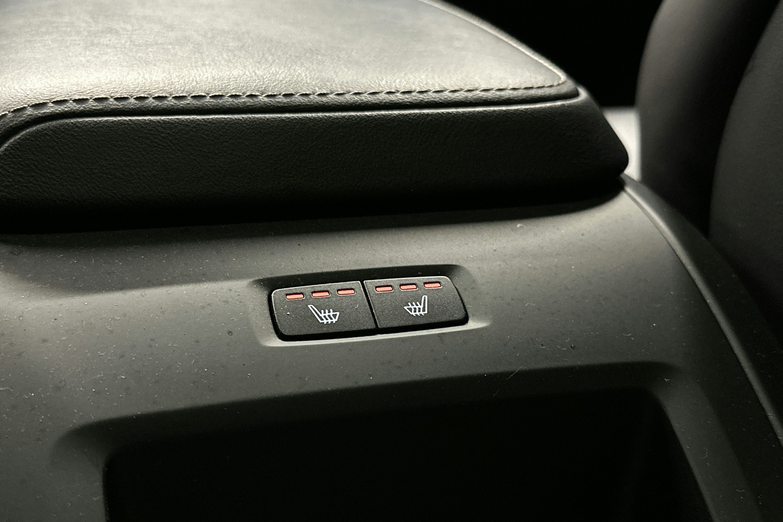 musta Volvo XC60 2022 kuva 20.