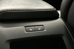 musta Volvo XC60 2022 kuva 20.
