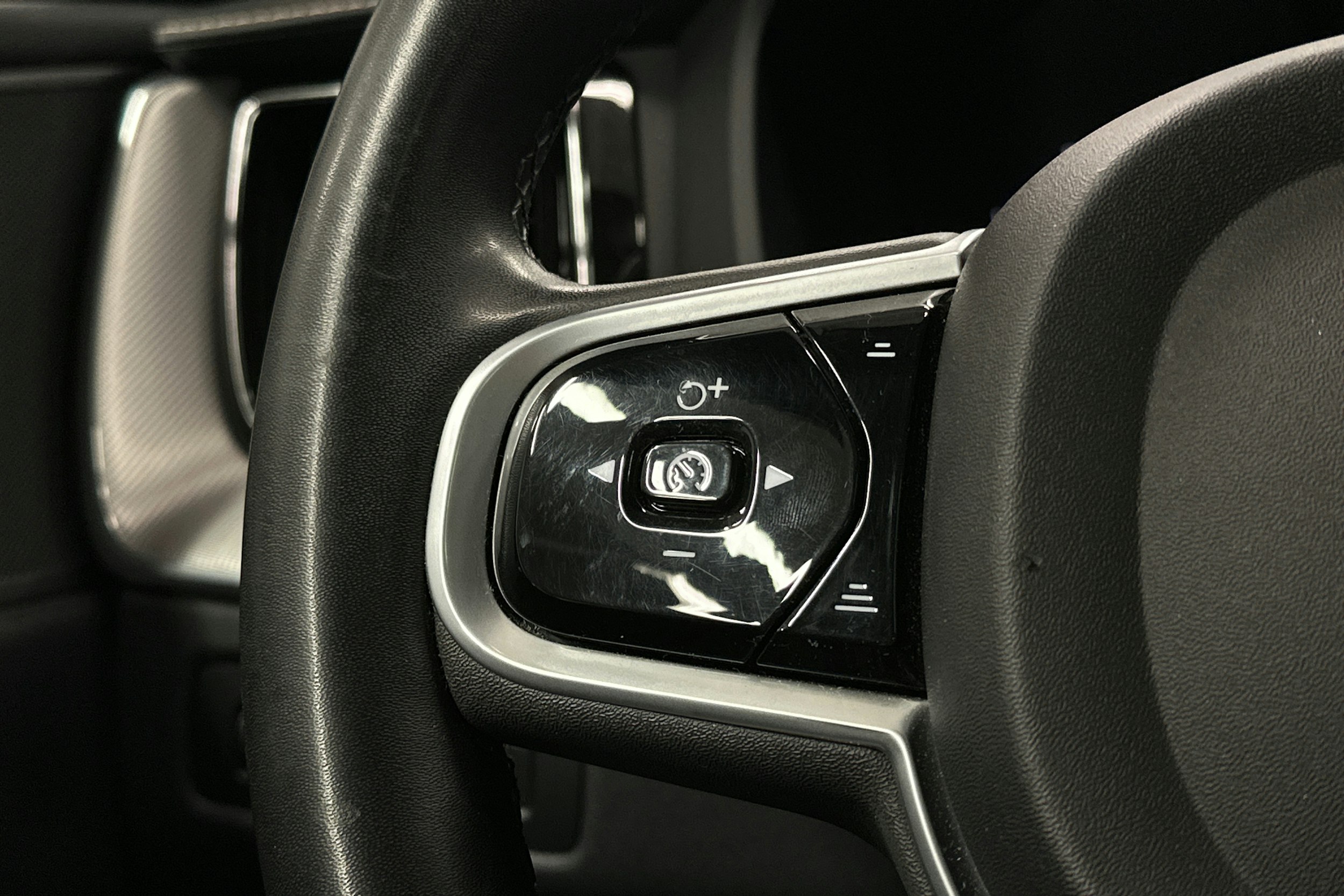 musta Volvo XC60 2022 kuva 22.