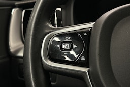 musta Volvo XC60 2022 kuva 22.