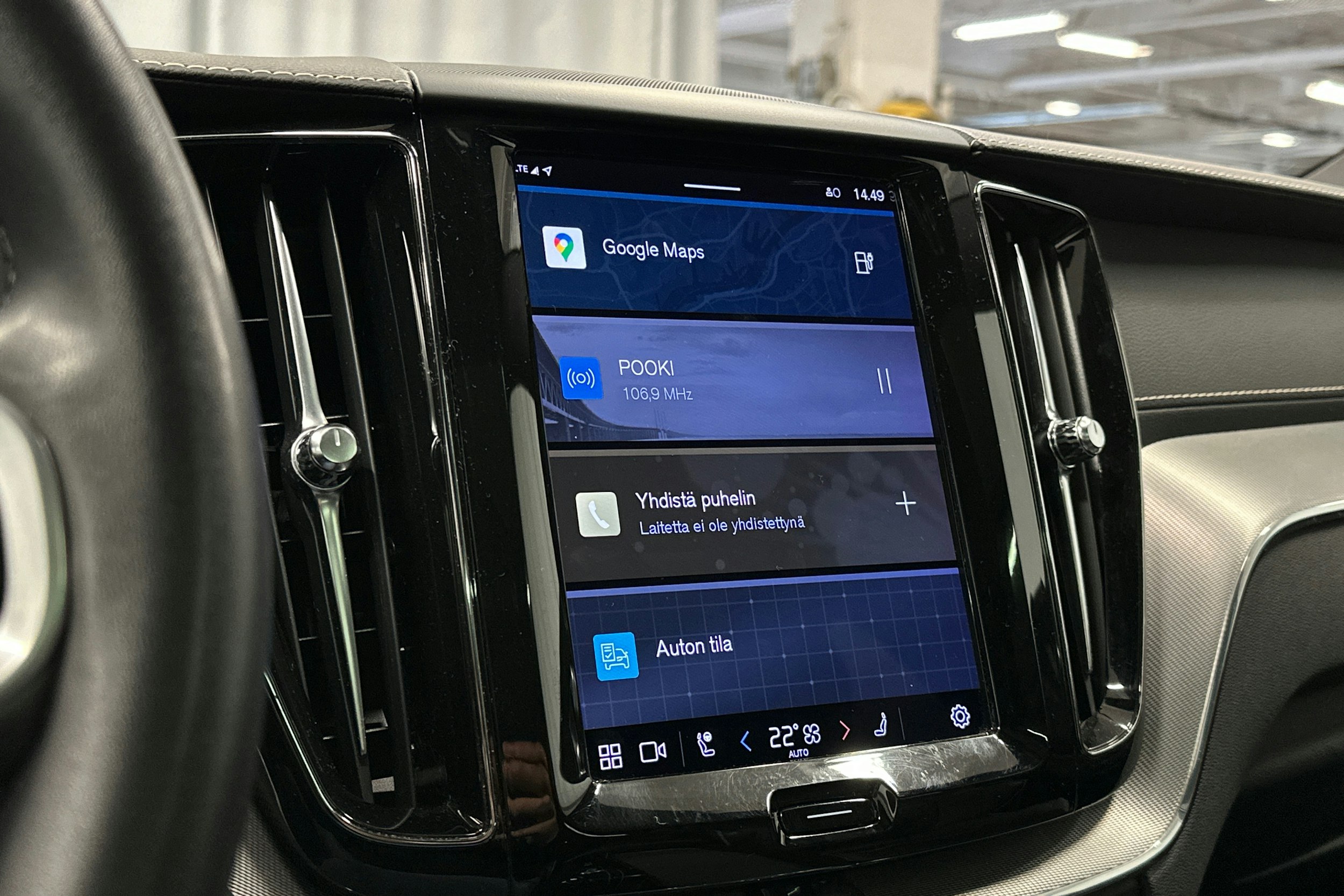 musta Volvo XC60 2022 kuva 24.