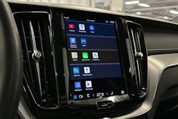 musta Volvo XC60 2022 kuva 26.