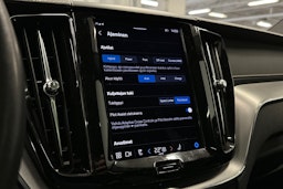 musta Volvo XC60 2022 kuva 28.
