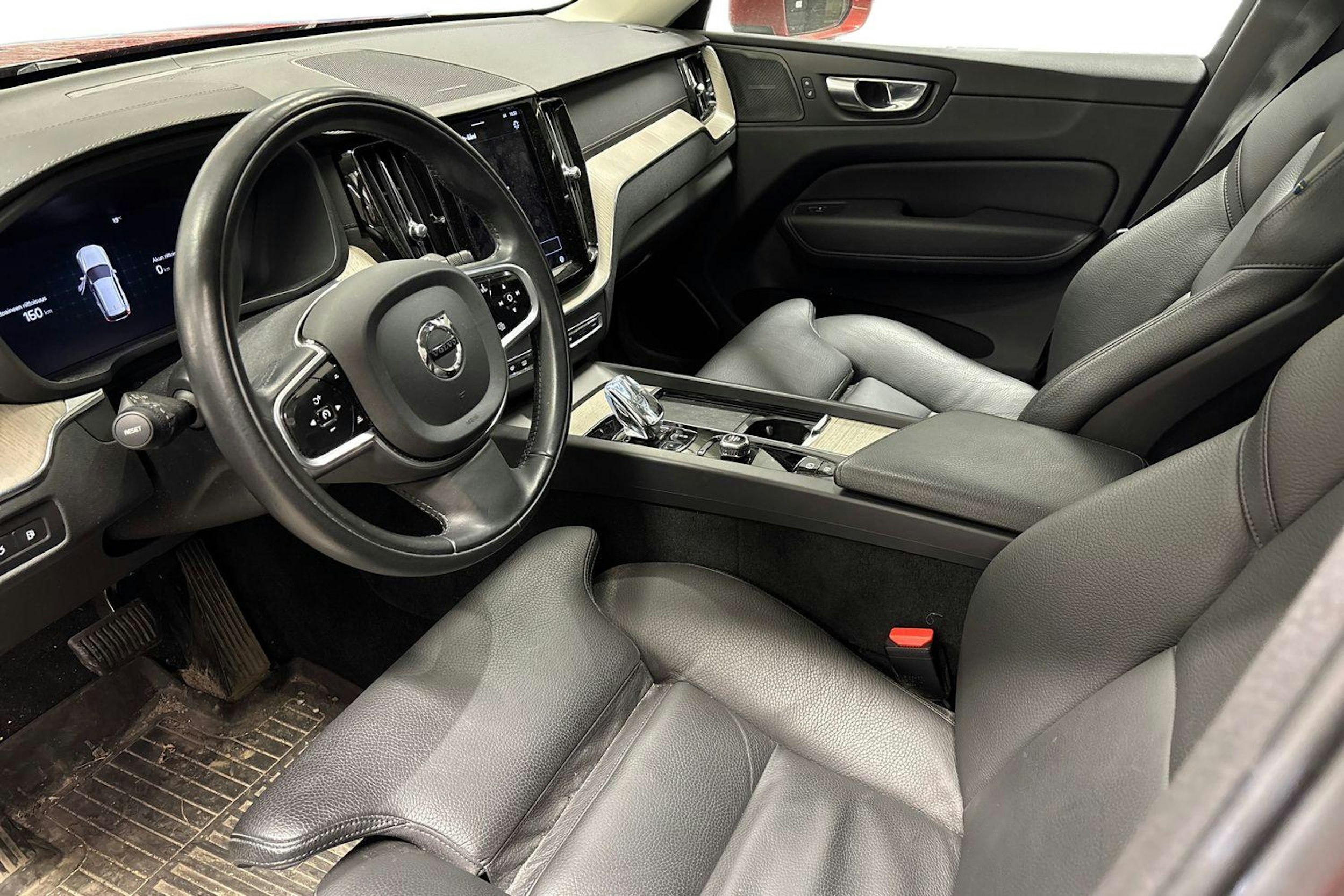 punainen Volvo XC60 2022 kuva 3.