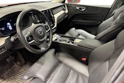 punainen Volvo XC60 2022 kuva 3.