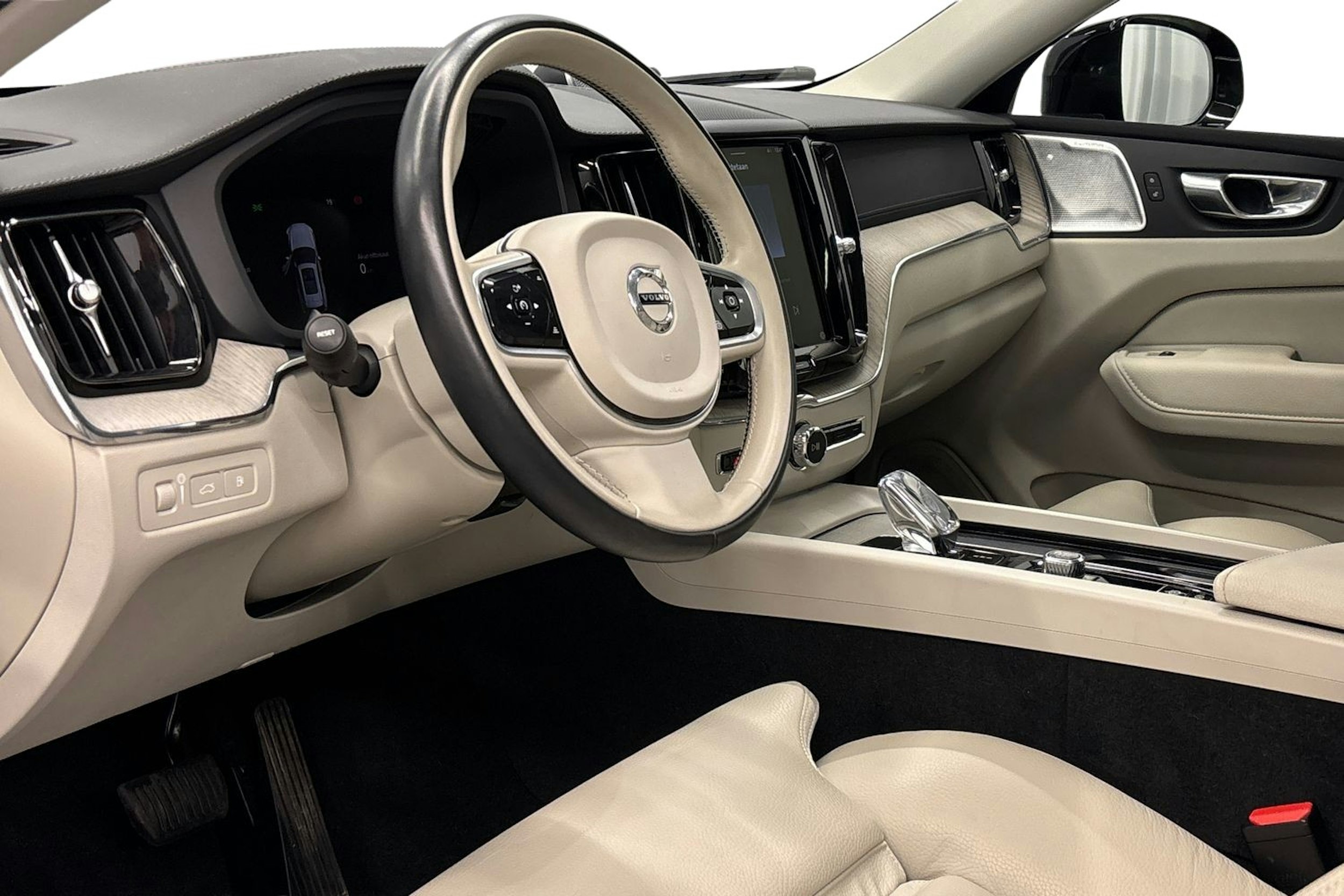 musta Volvo XC60 2022 kuva 7.
