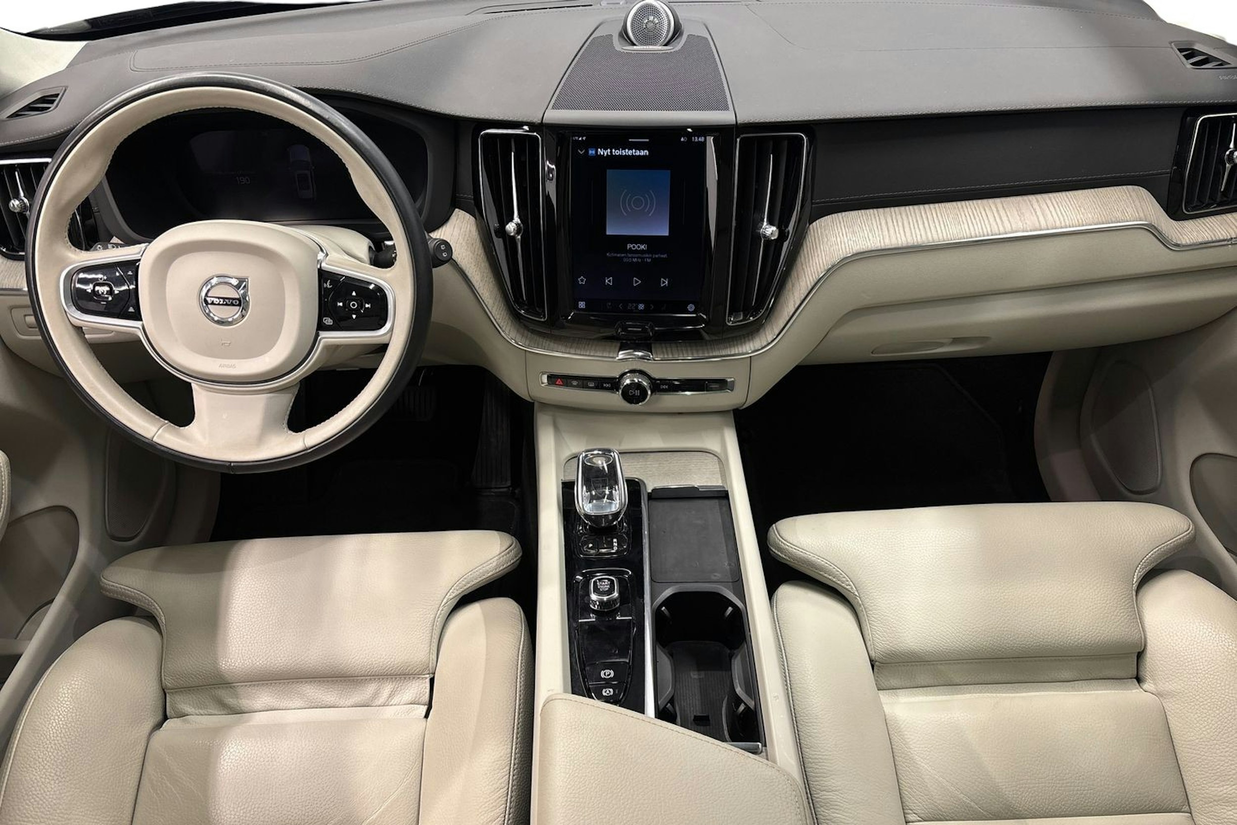 musta Volvo XC60 2022 kuva 9.