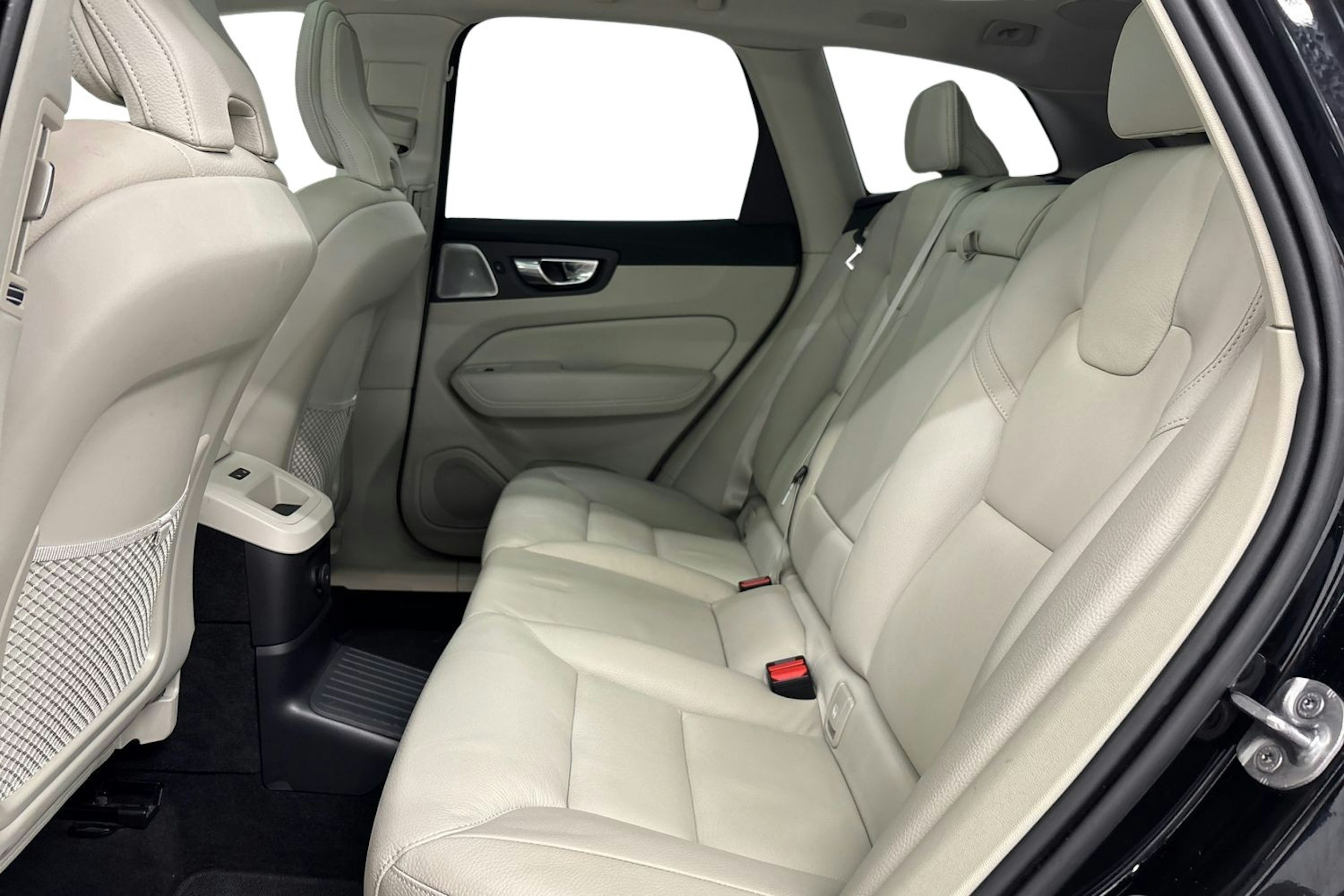 musta Volvo XC60 2022 kuva 10.