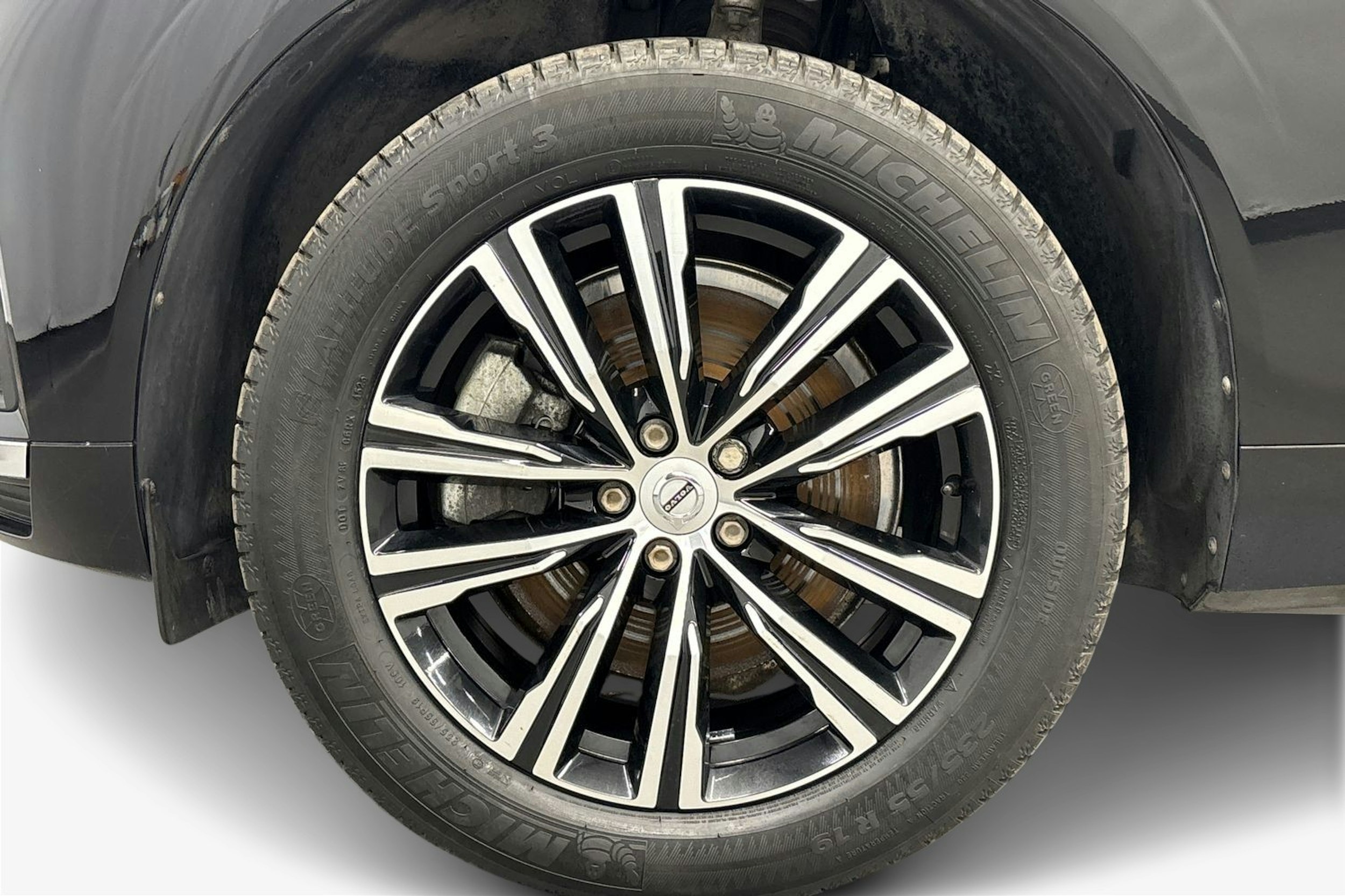 musta Volvo XC60 2022 kuva 11.