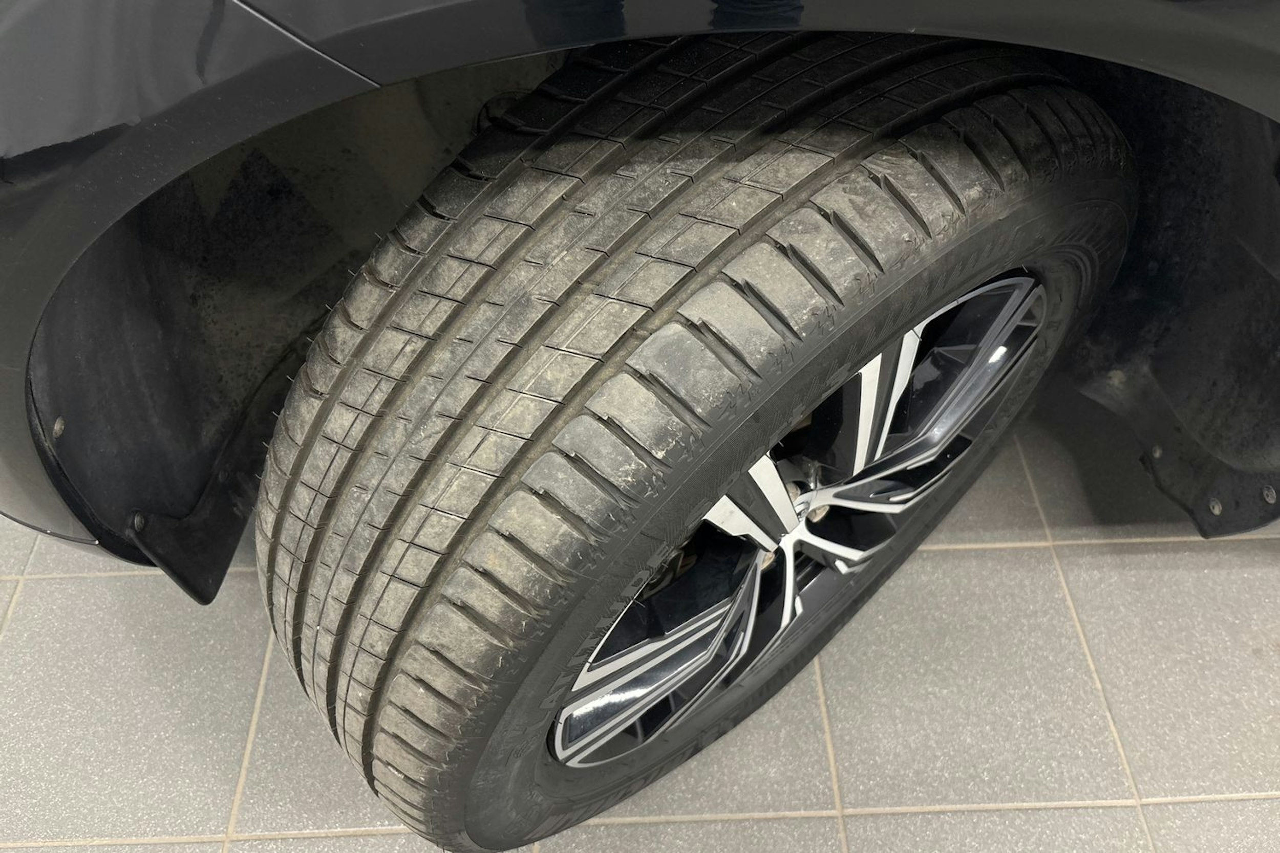 musta Volvo XC60 2022 kuva 13.