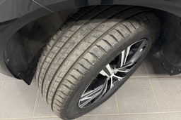 musta Volvo XC60 2022 kuva 13.