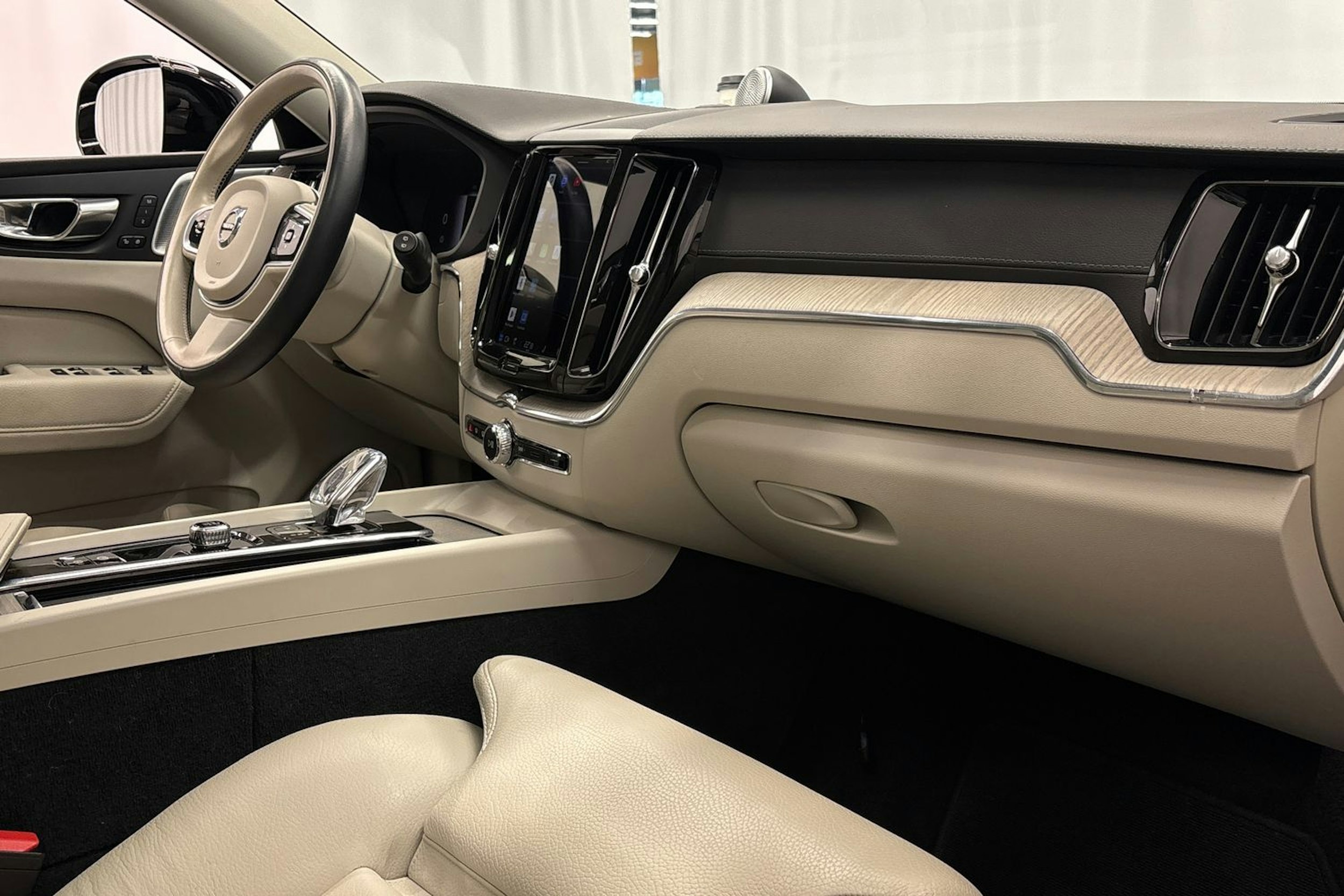 musta Volvo XC60 2022 kuva 14.