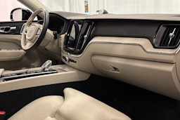 musta Volvo XC60 2022 kuva 14.