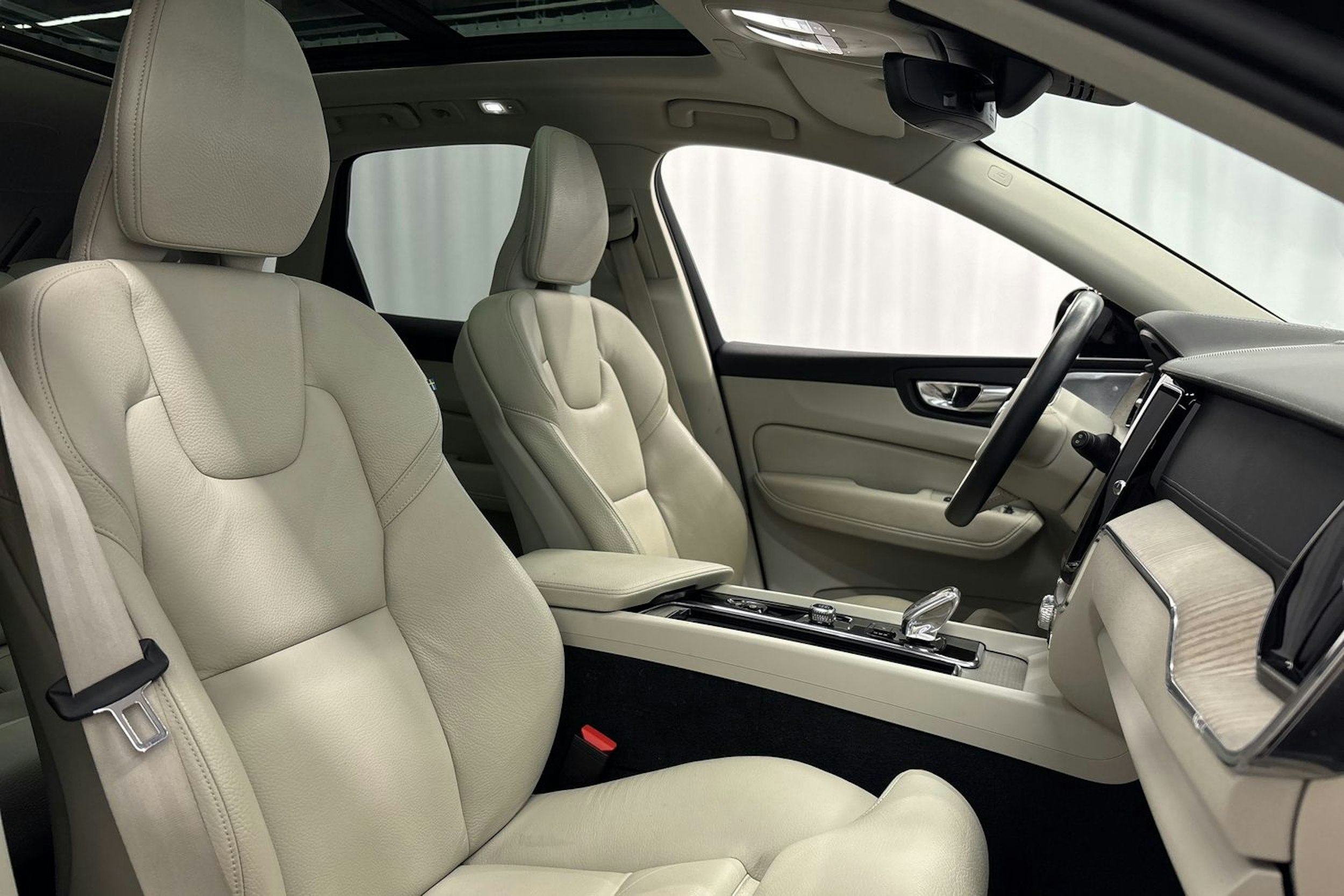 musta Volvo XC60 2022 kuva 15.