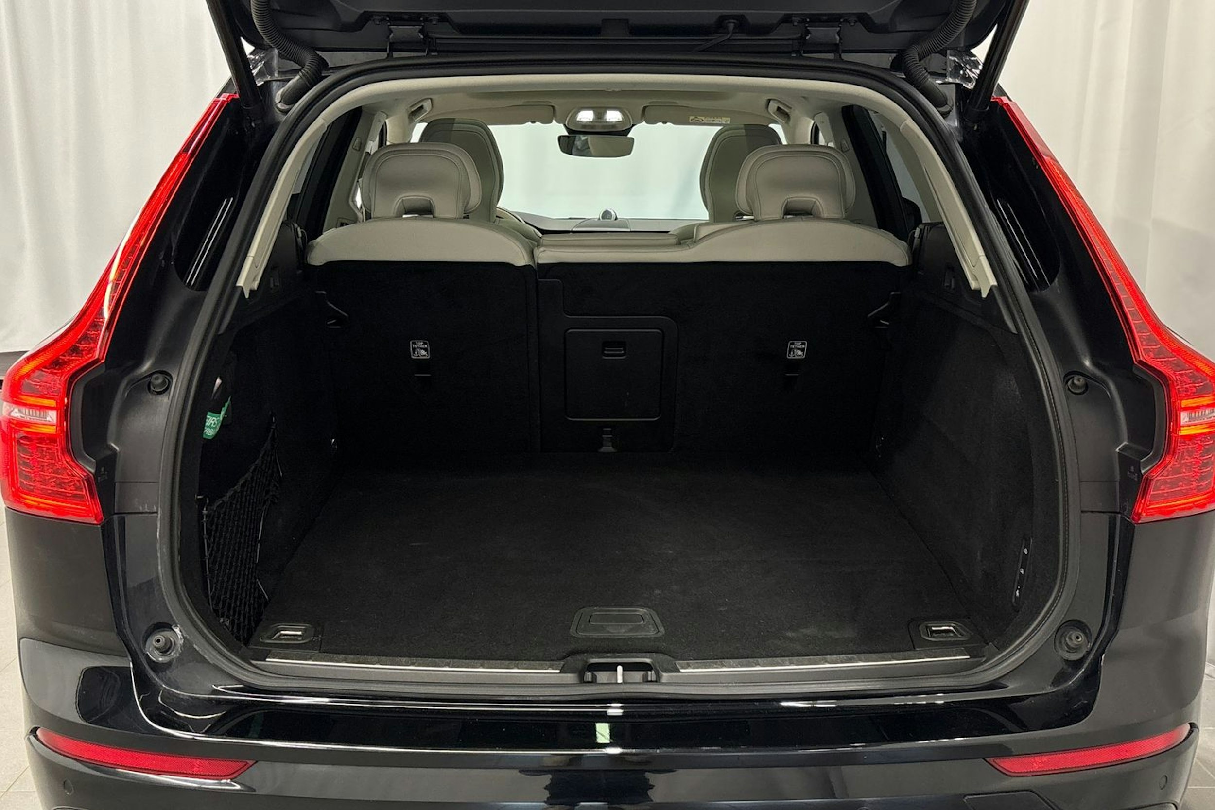 musta Volvo XC60 2022 kuva 16.