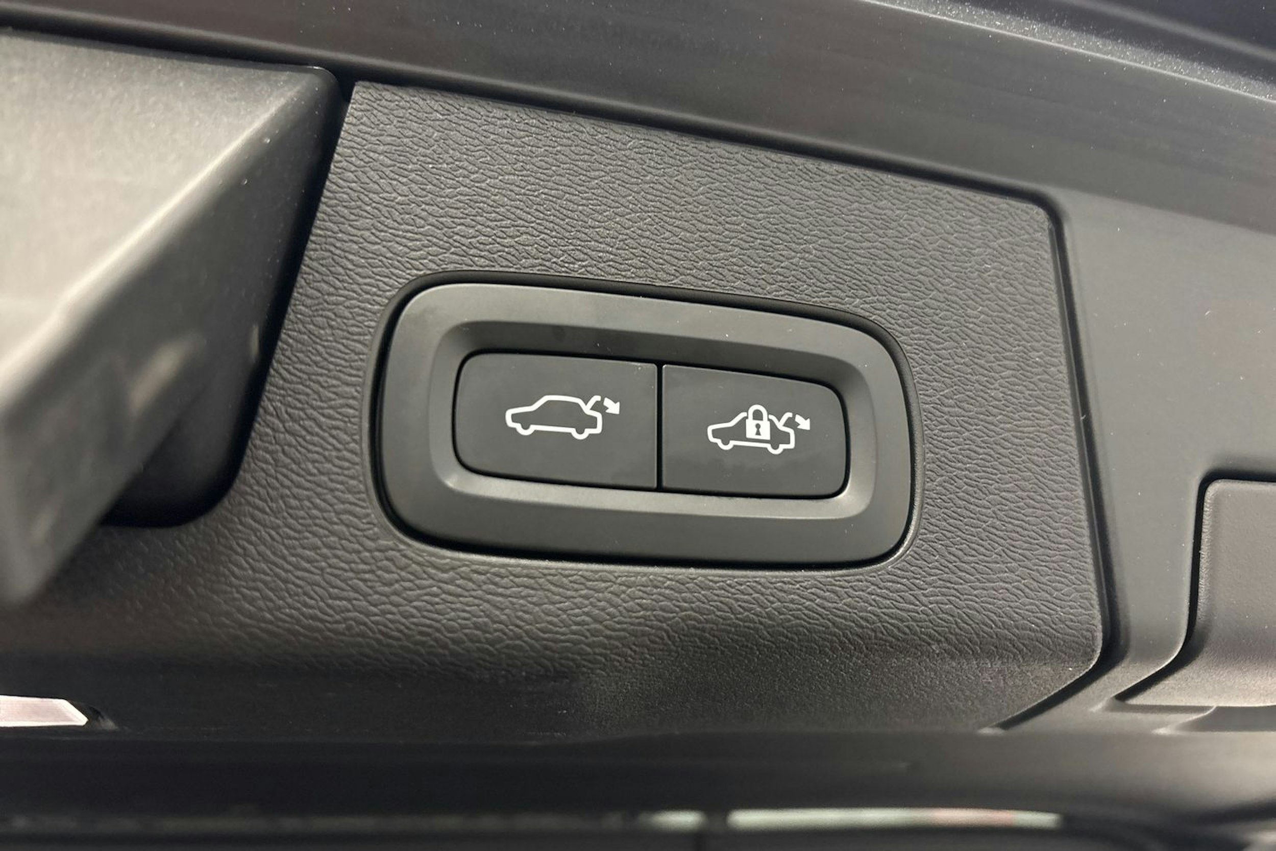 musta Volvo XC60 2022 kuva 17.