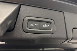 musta Volvo XC60 2022 kuva 17.