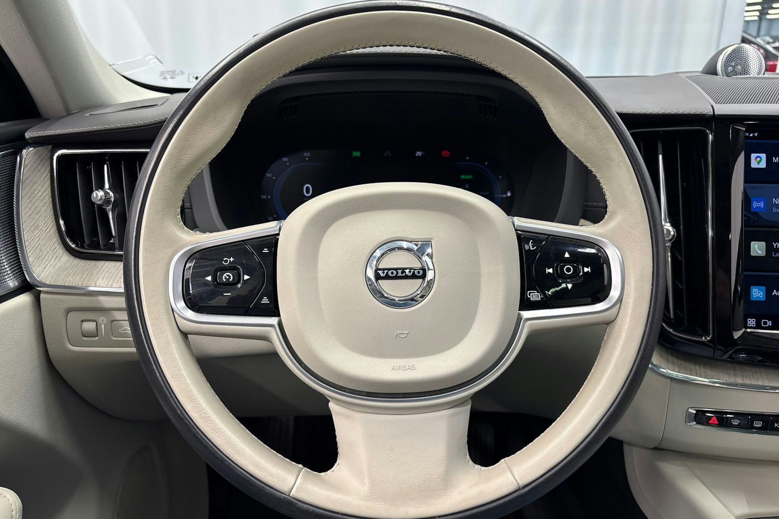 musta Volvo XC60 2022 kuva 21.
