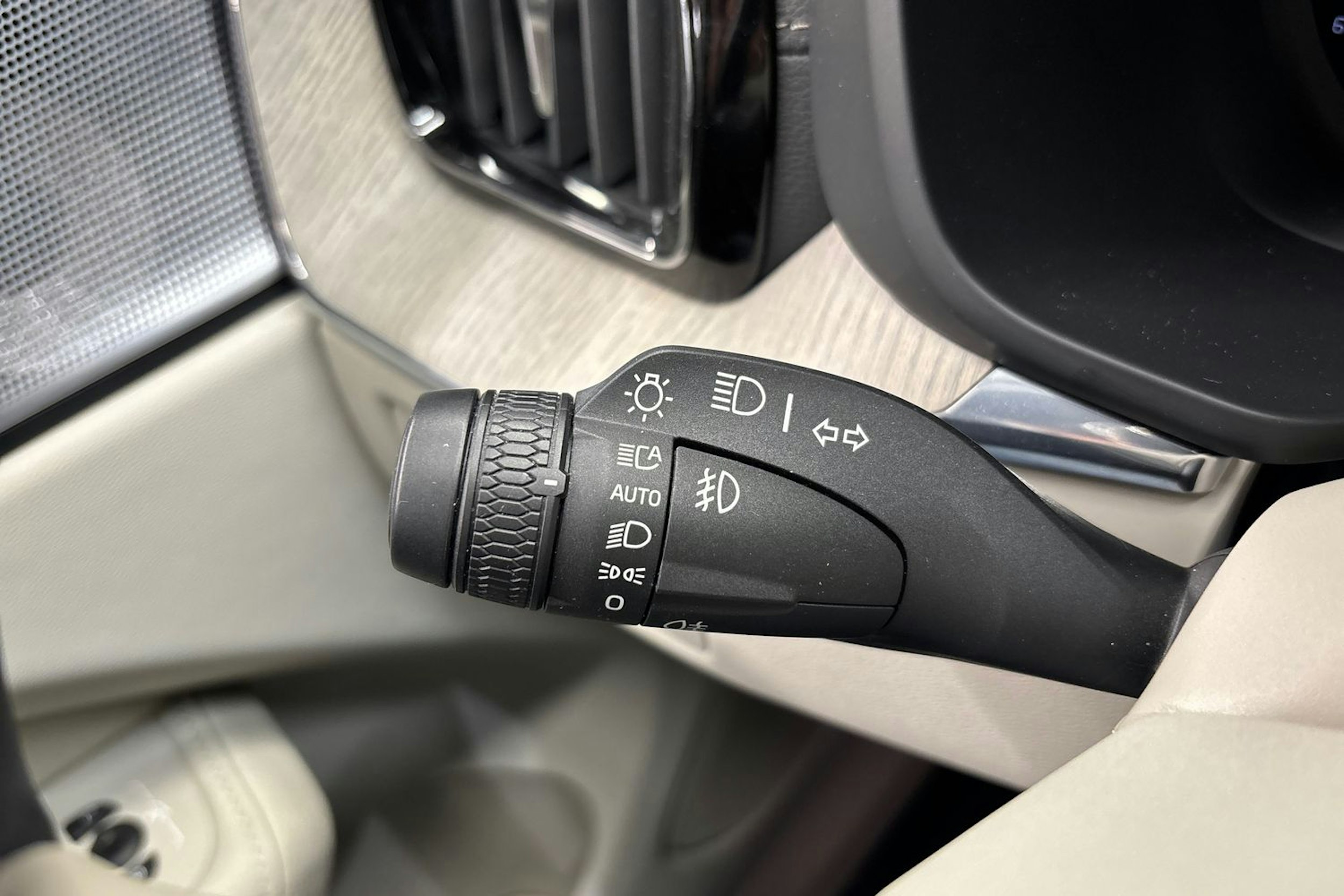 musta Volvo XC60 2022 kuva 24.