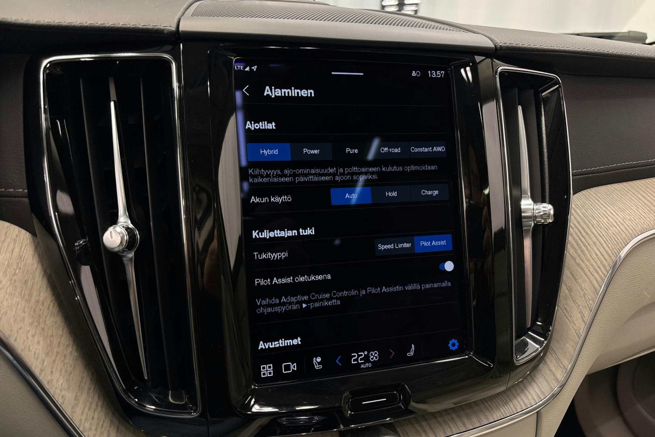 musta Volvo XC60 2022 kuva 25.