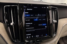 musta Volvo XC60 2022 kuva 25.
