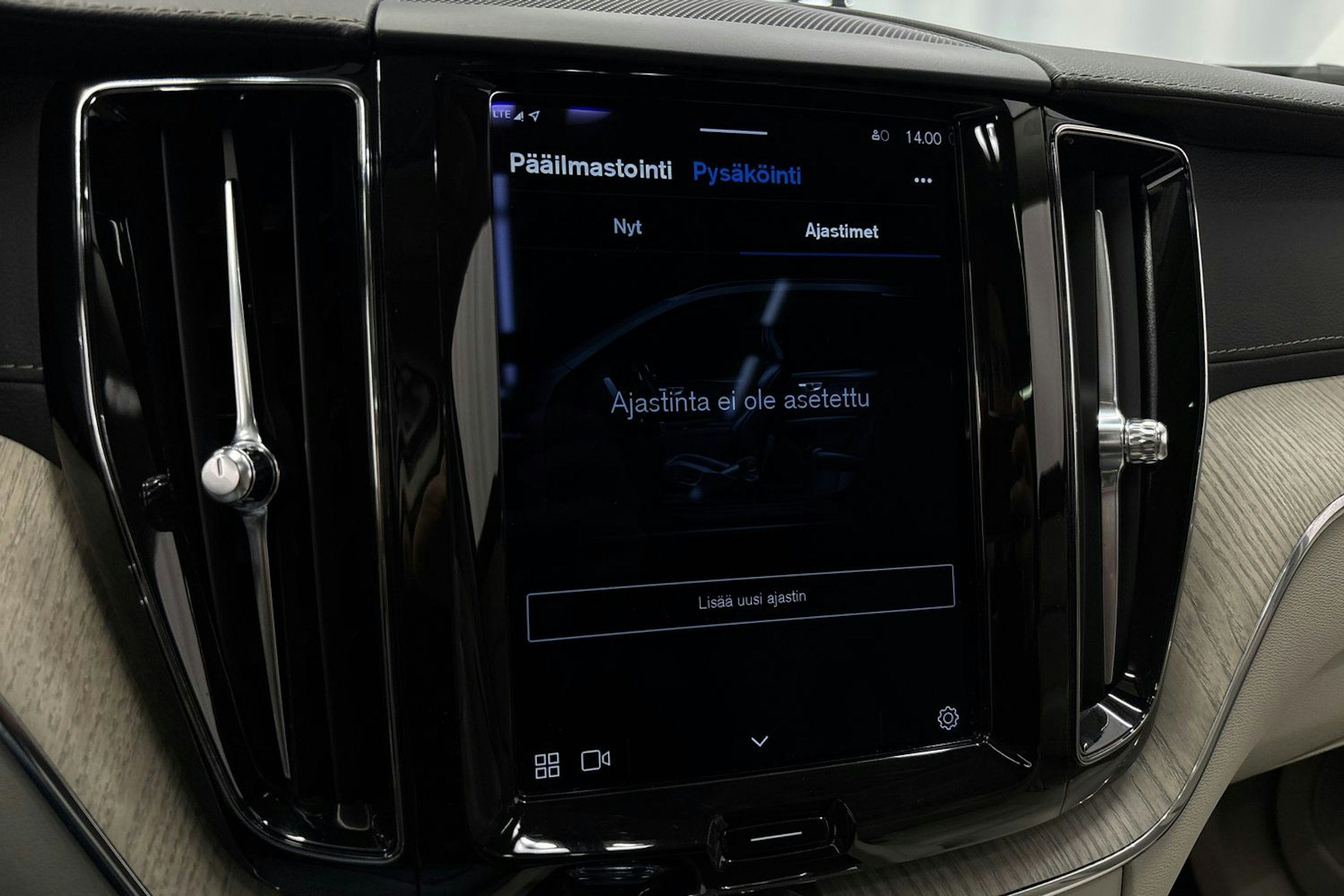 musta Volvo XC60 2022 kuva 29.