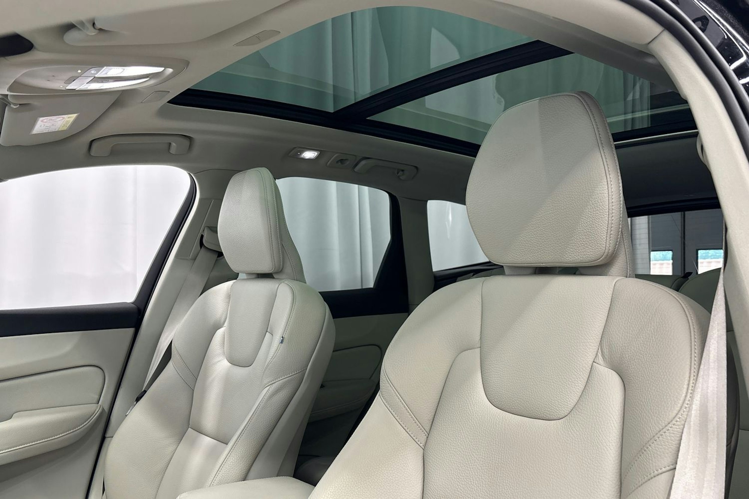 musta Volvo XC60 2022 kuva 34.