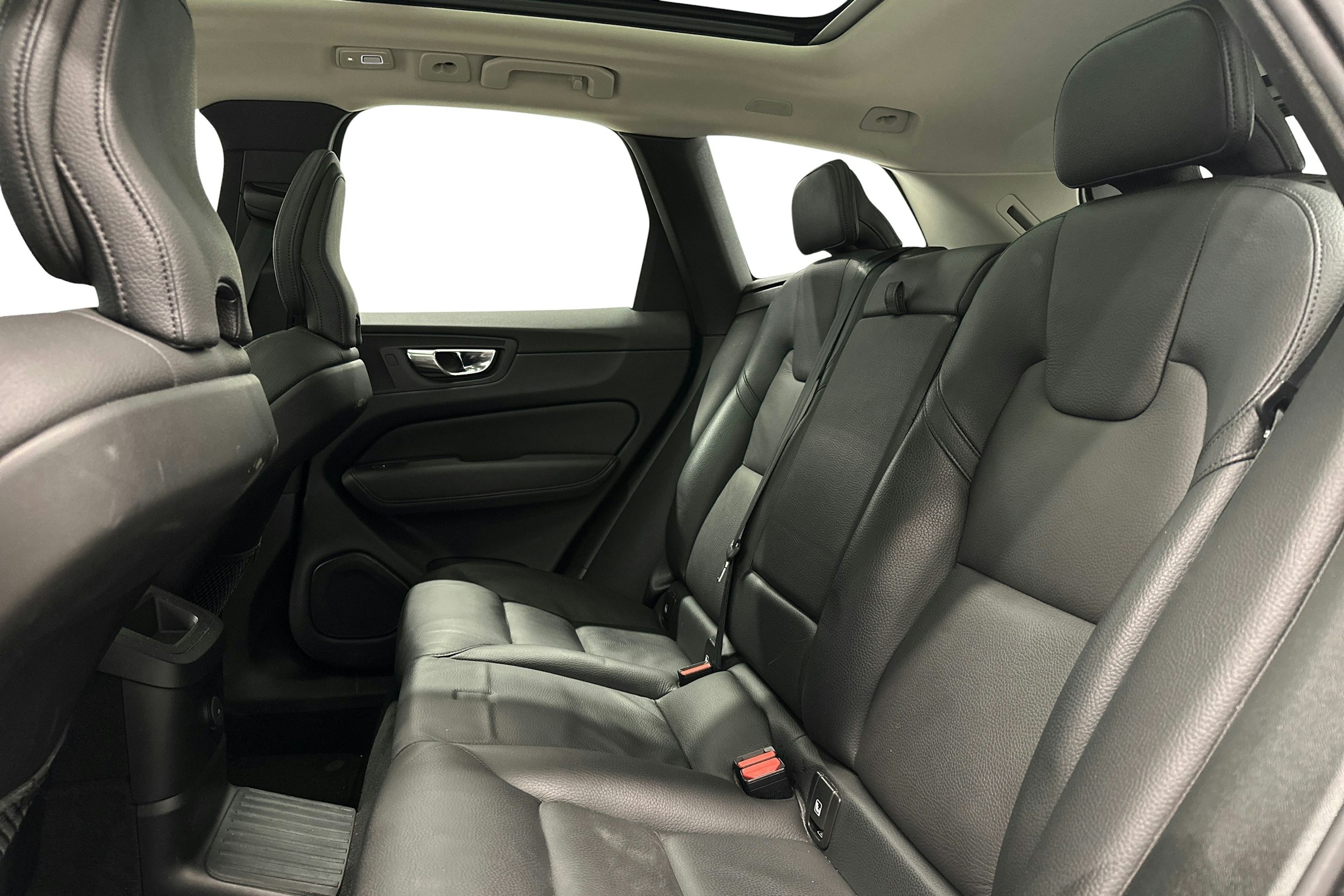 valkoinen Volvo XC60 2022 kuva 10.