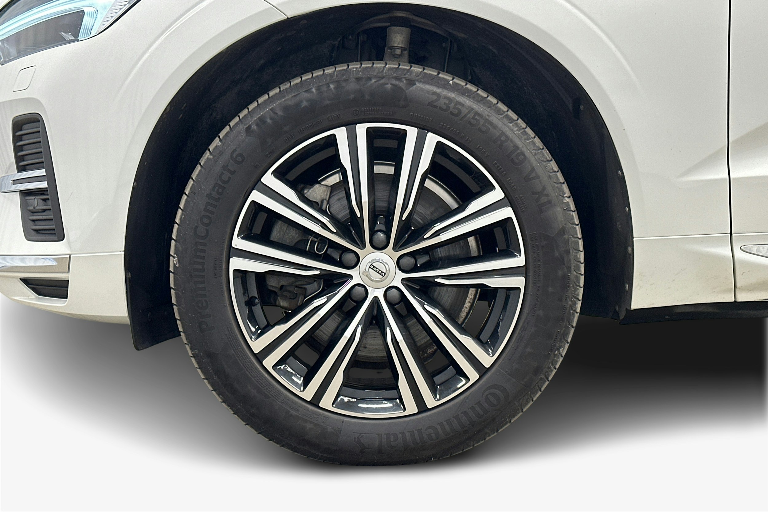 valkoinen Volvo XC60 2022 kuva 11.