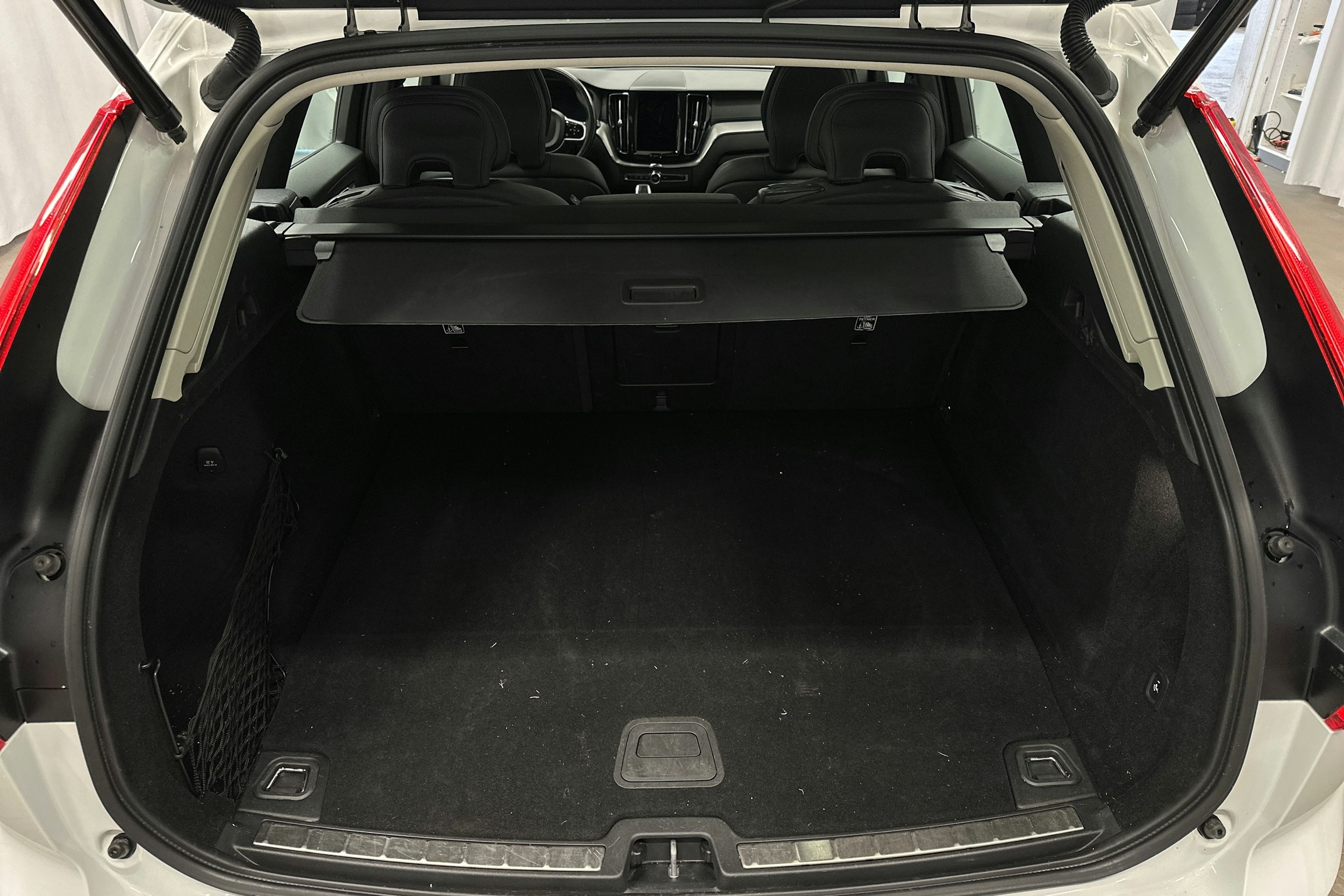 valkoinen Volvo XC60 2022 kuva 14.