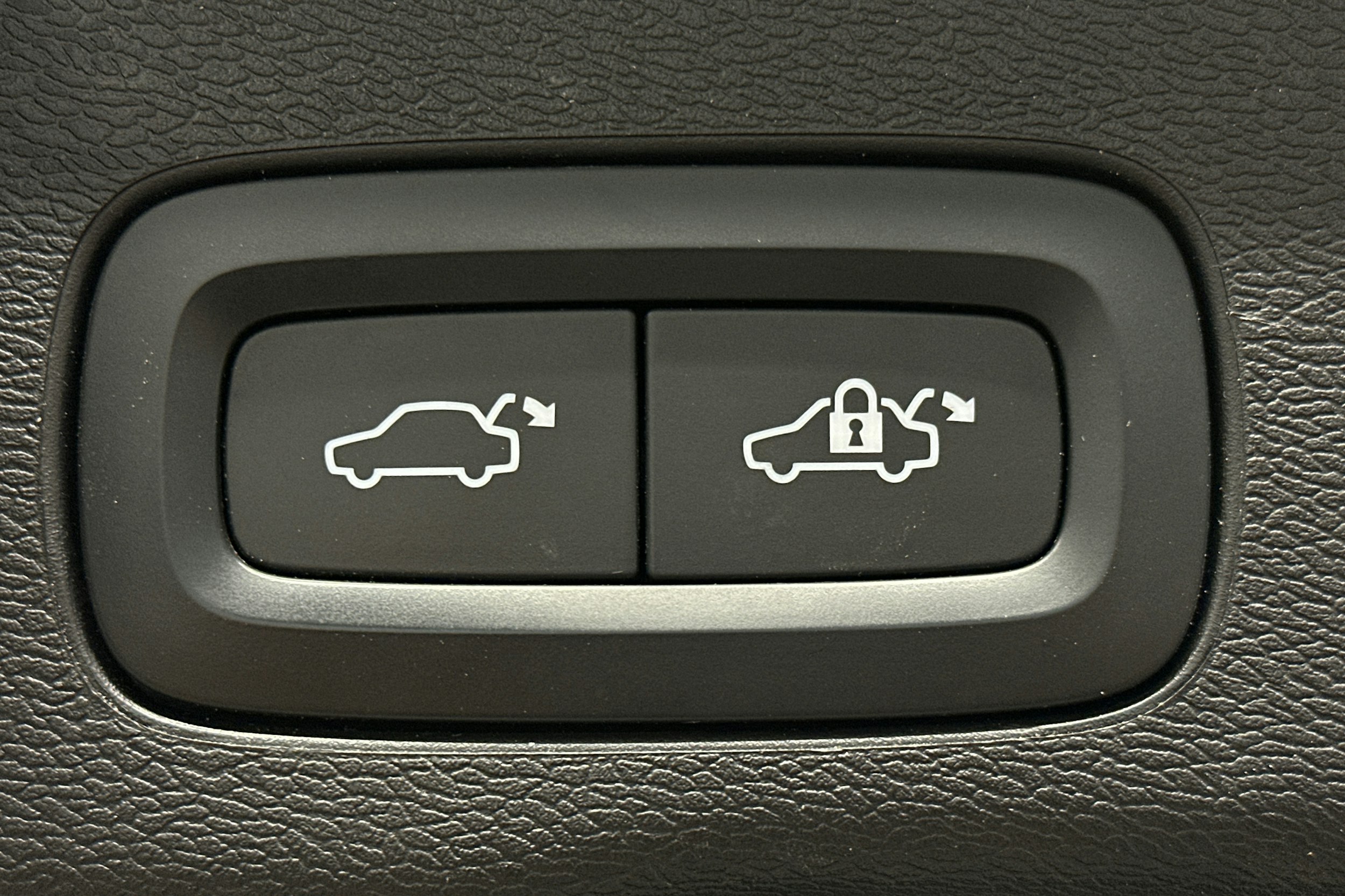 valkoinen Volvo XC60 2022 kuva 15.