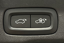 valkoinen Volvo XC60 2022 kuva 15.