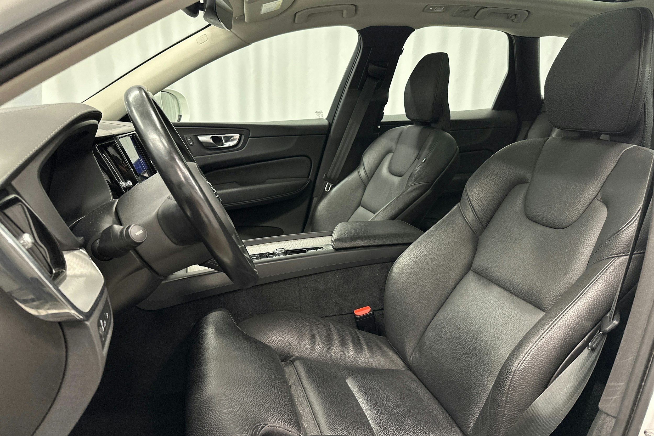 valkoinen Volvo XC60 2022 kuva 18.