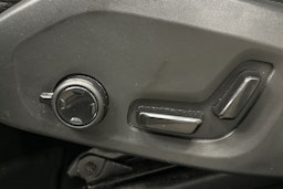valkoinen Volvo XC60 2022 kuva 19.