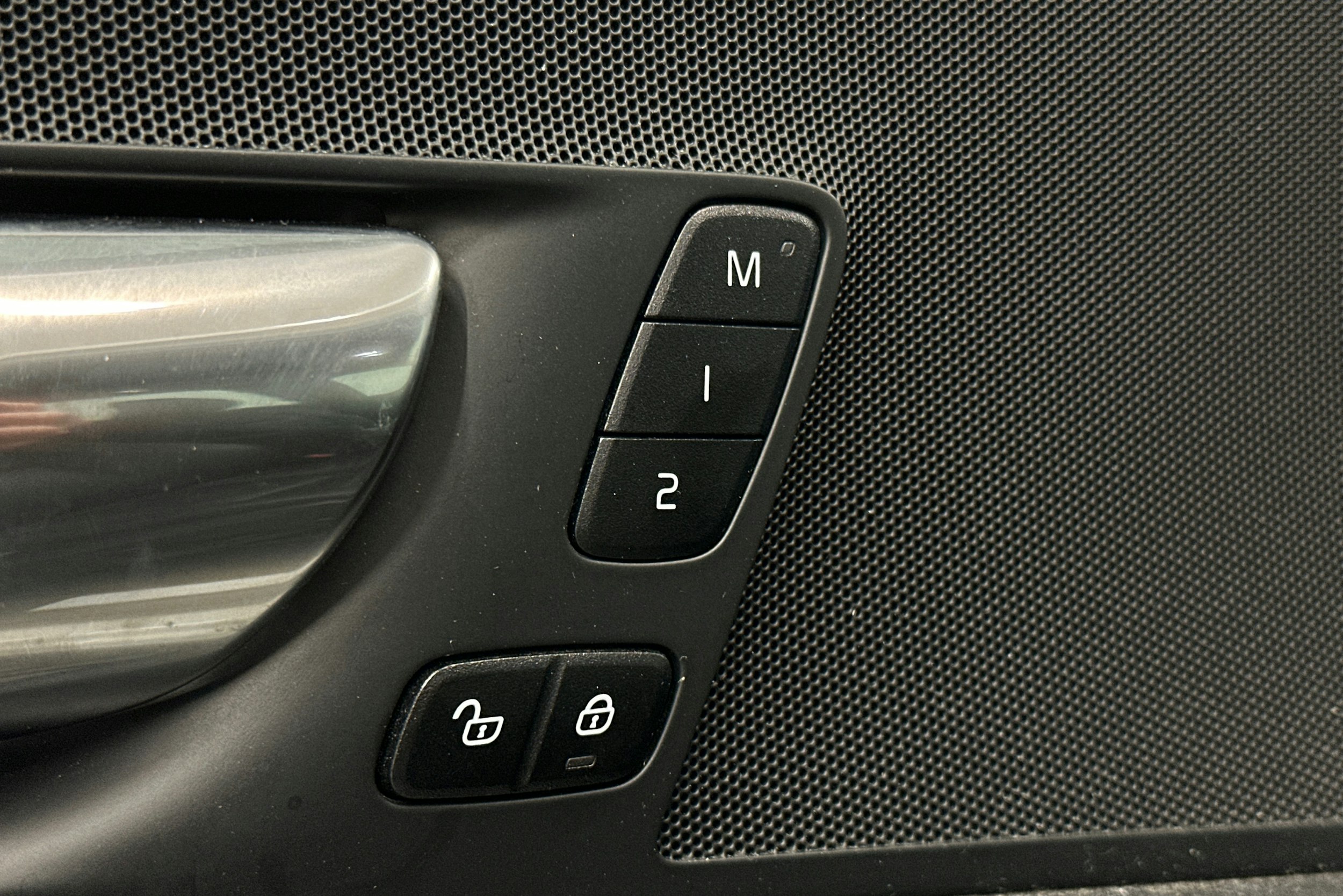 valkoinen Volvo XC60 2022 kuva 20.