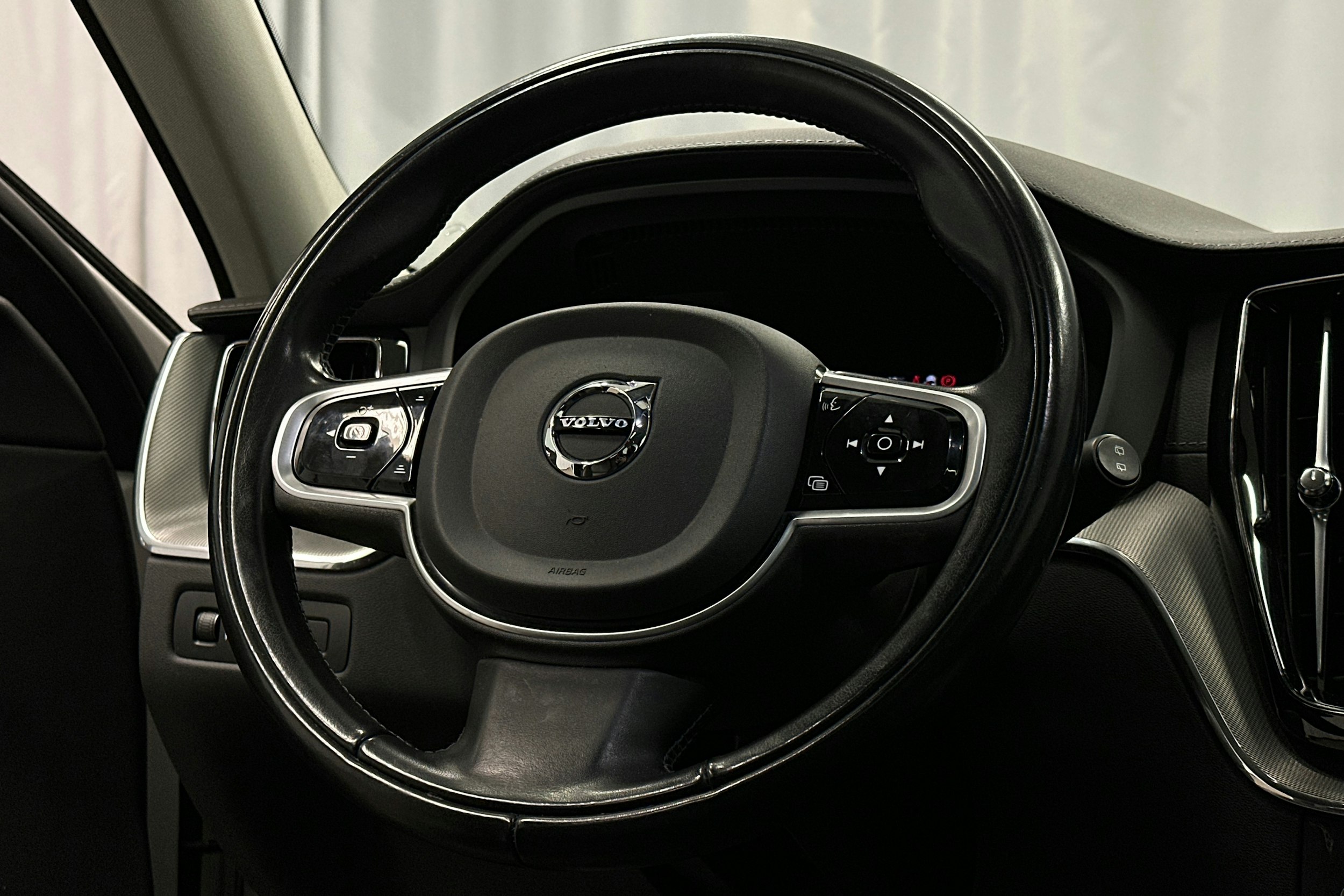 valkoinen Volvo XC60 2022 kuva 21.