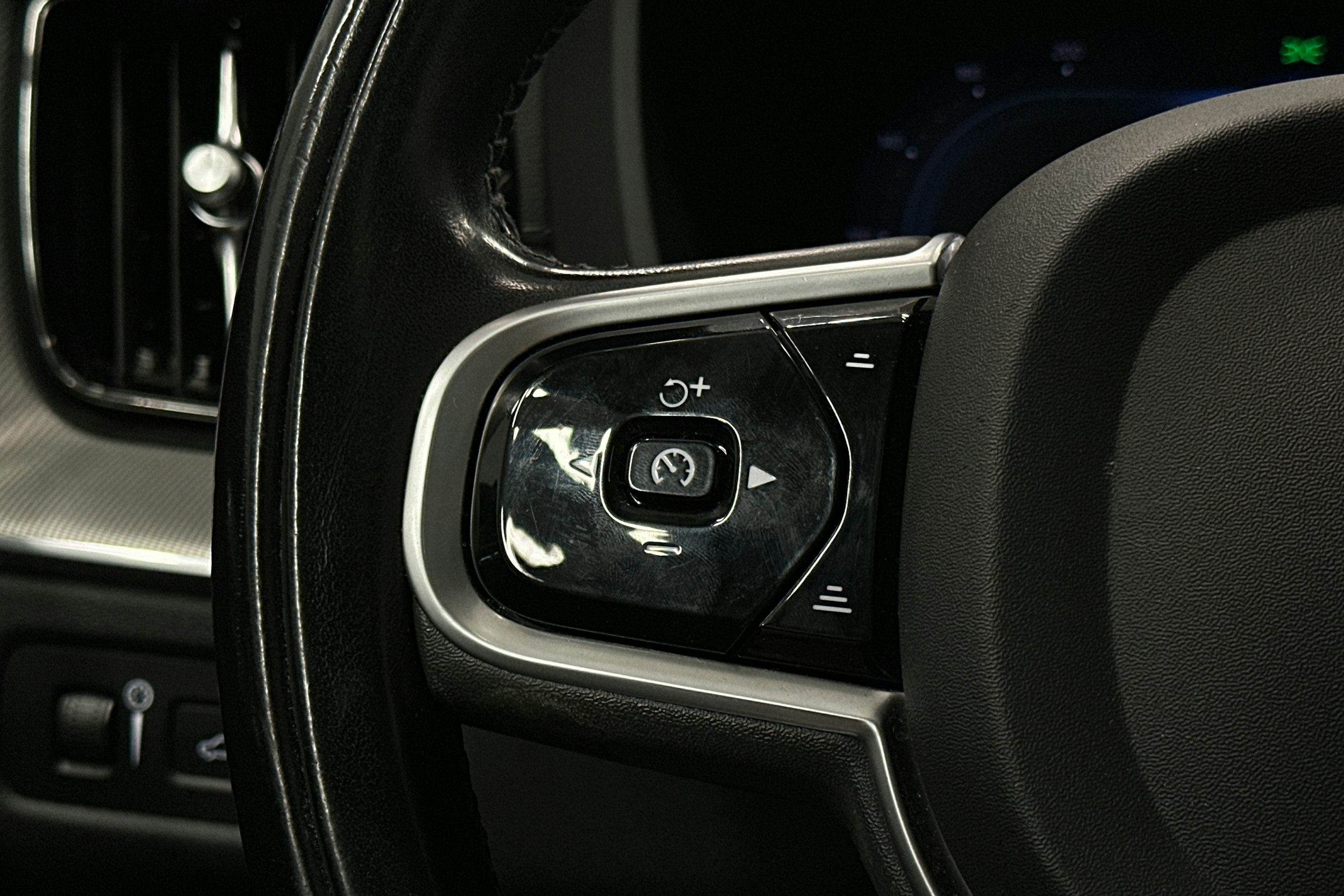 valkoinen Volvo XC60 2022 kuva 22.