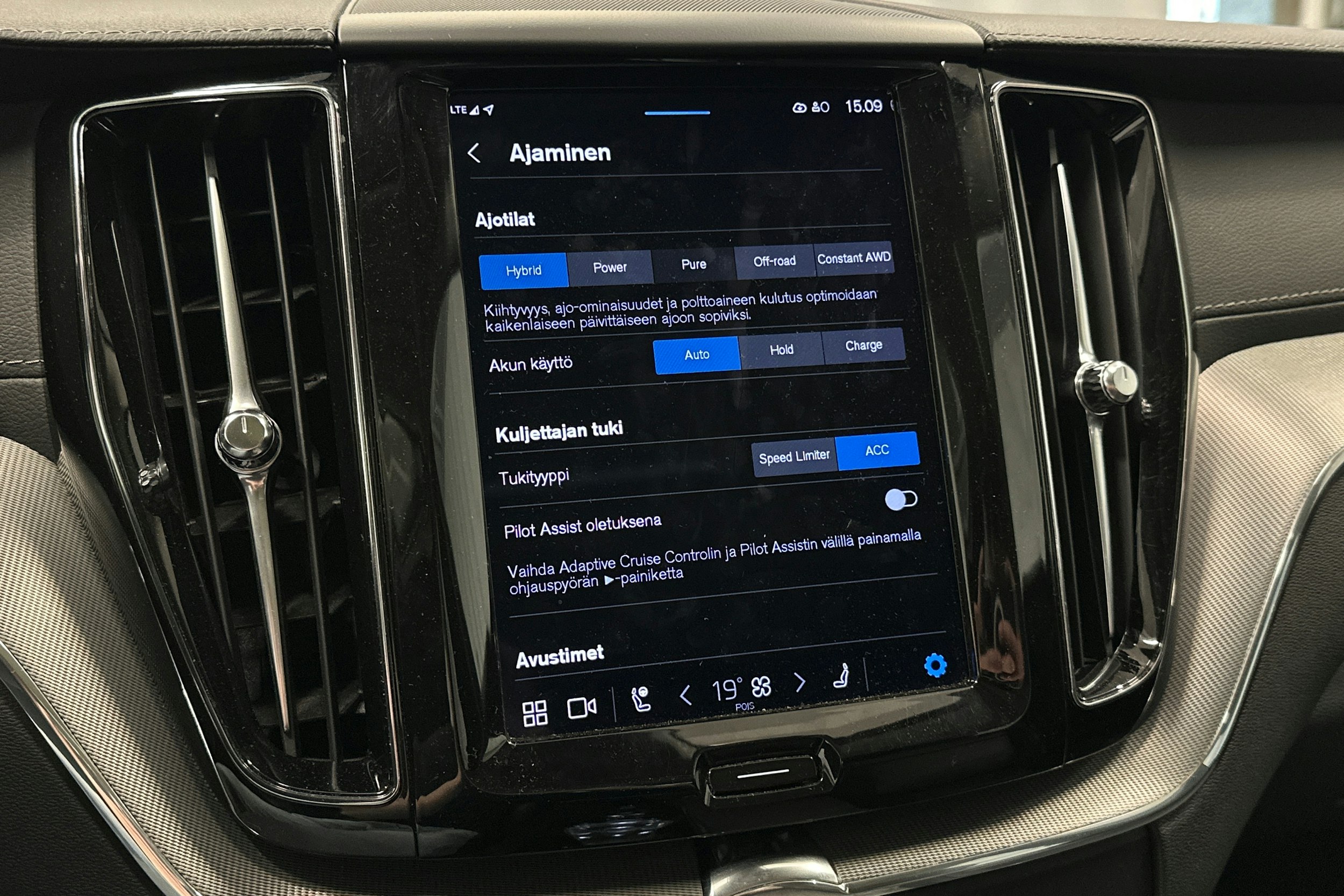 valkoinen Volvo XC60 2022 kuva 27.