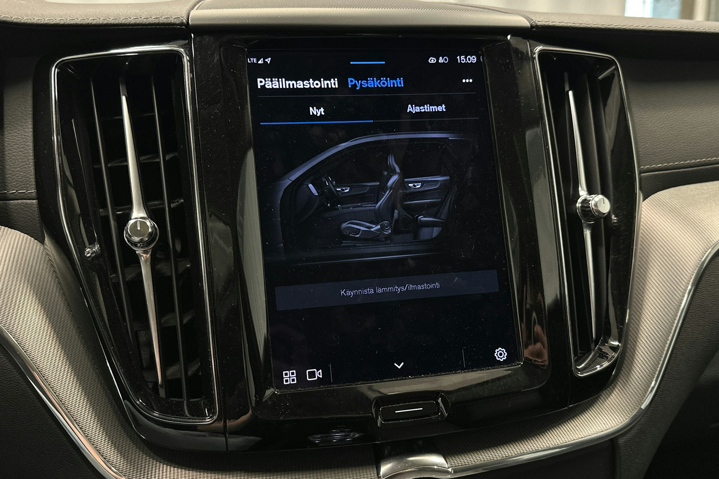 valkoinen Volvo XC60 2022 kuva 29.