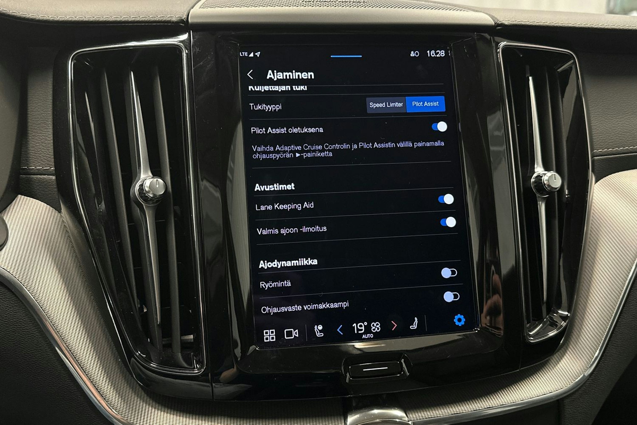 hopea Volvo XC60 2023 kuva 18.