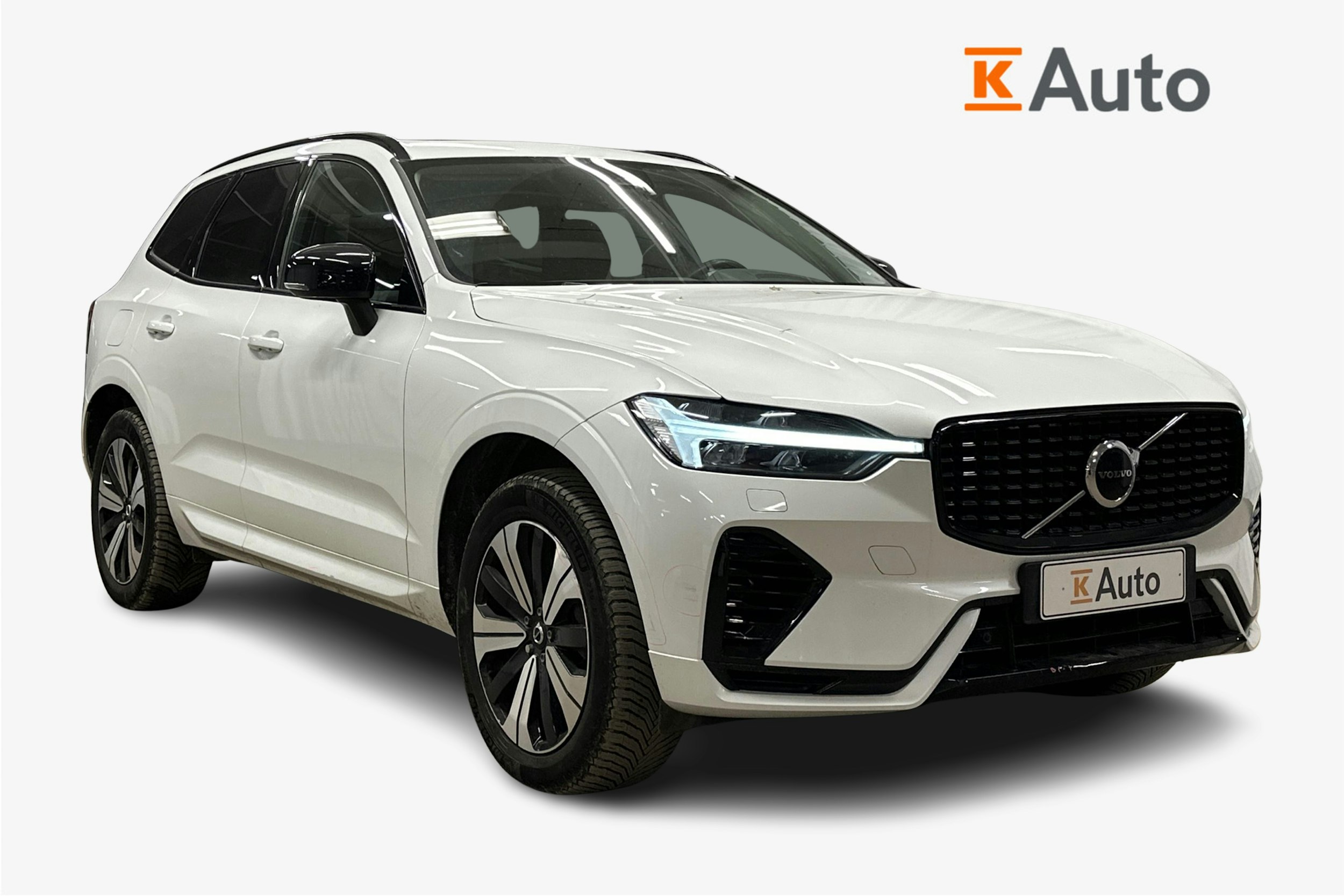 valkoinen Volvo XC60 2023 kuva 1.