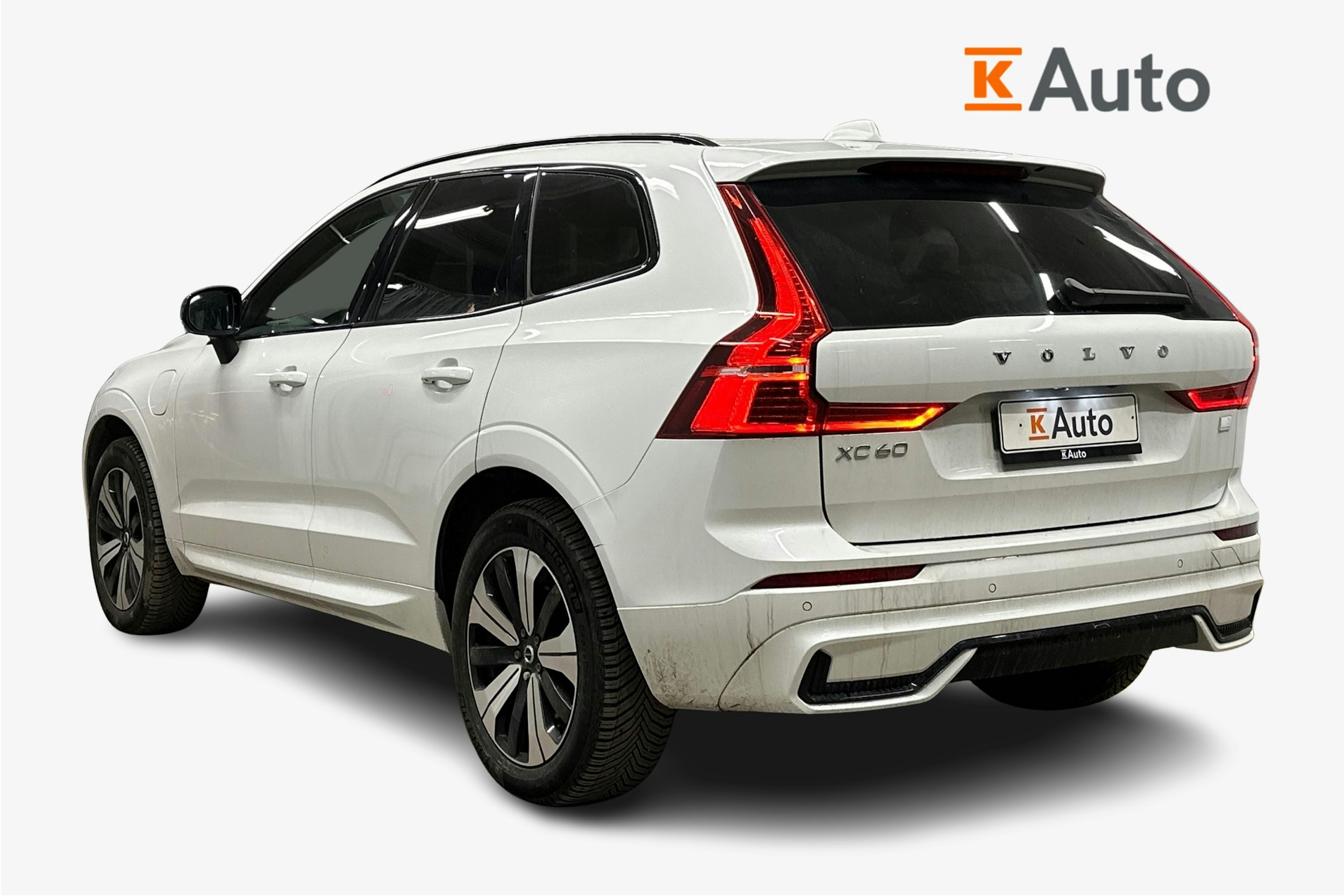 valkoinen Volvo XC60 2023 kuva 2.
