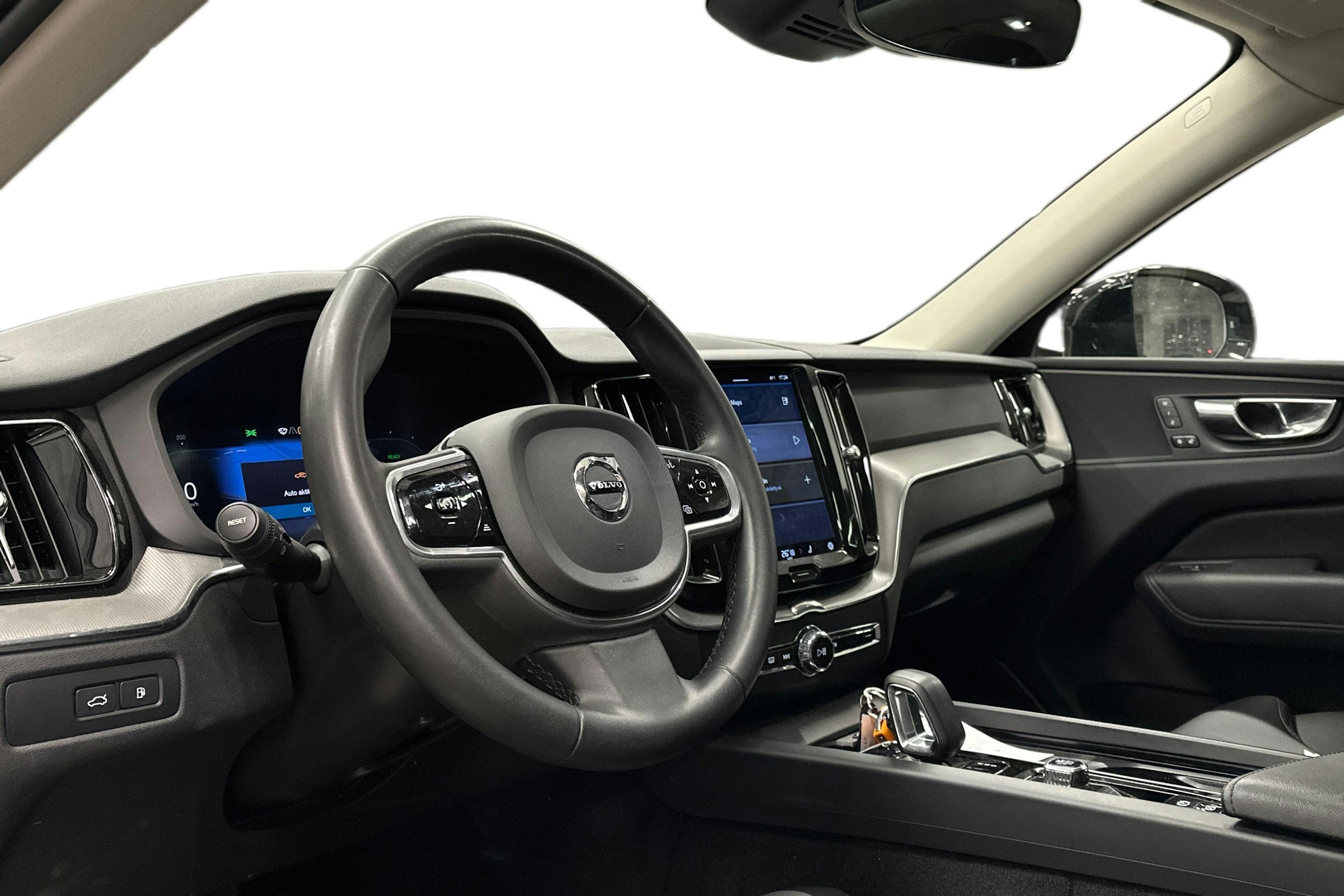 valkoinen Volvo XC60 2023 kuva 3.