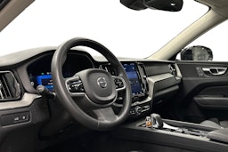 valkoinen Volvo XC60 2023 kuva 3.