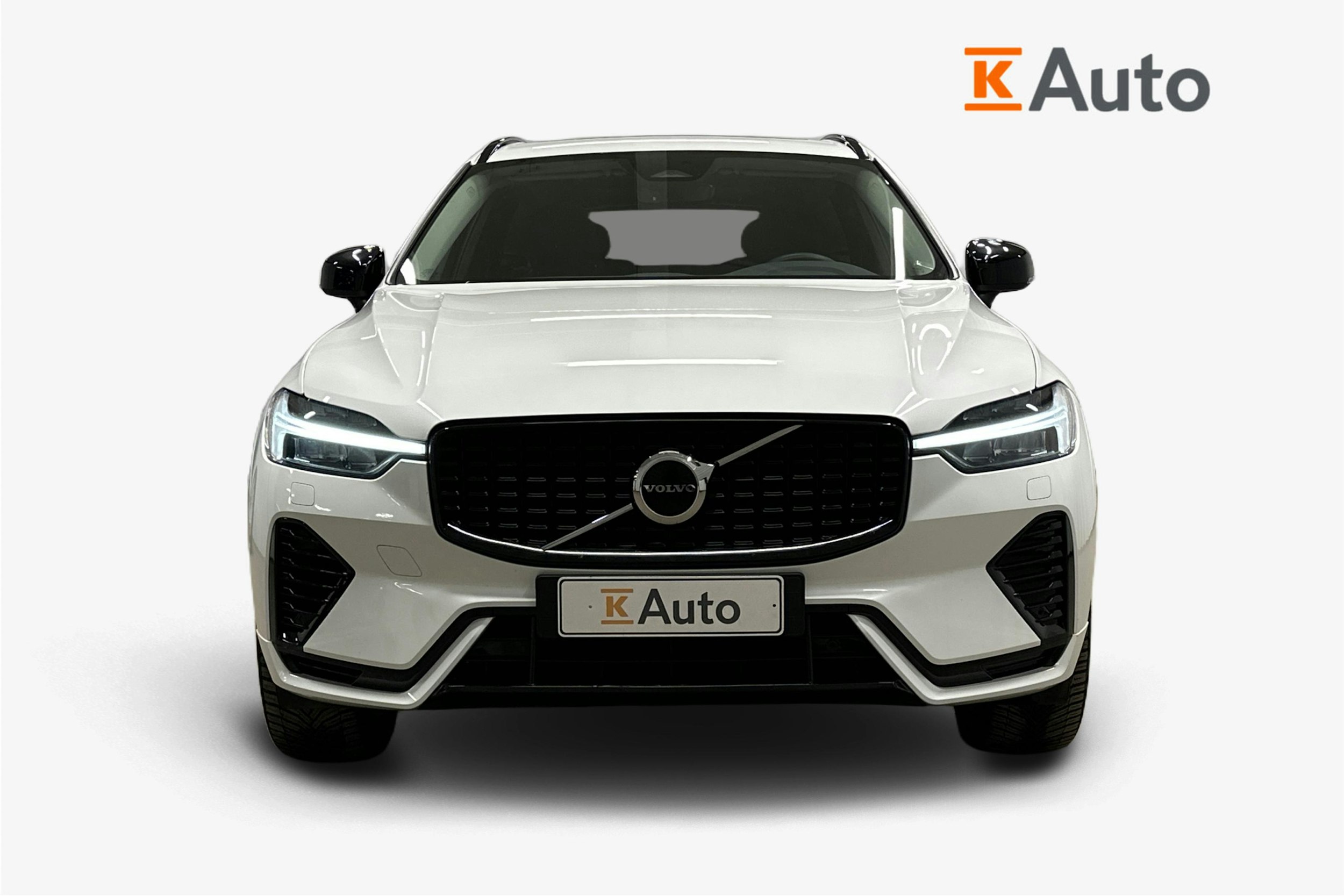 valkoinen Volvo XC60 2023 kuva 5.
