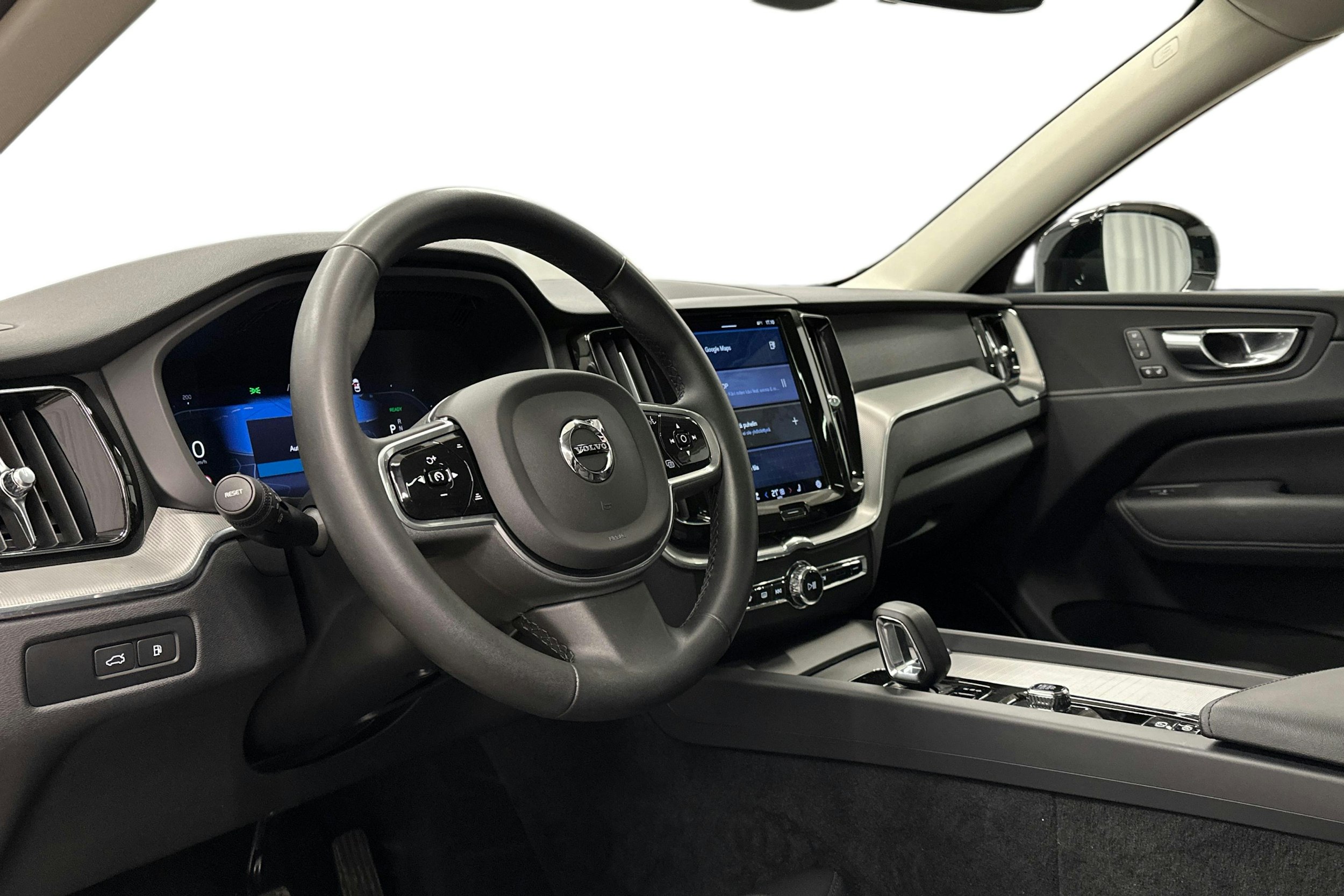 valkoinen Volvo XC60 2023 kuva 7.