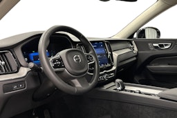 valkoinen Volvo XC60 2023 kuva 7.